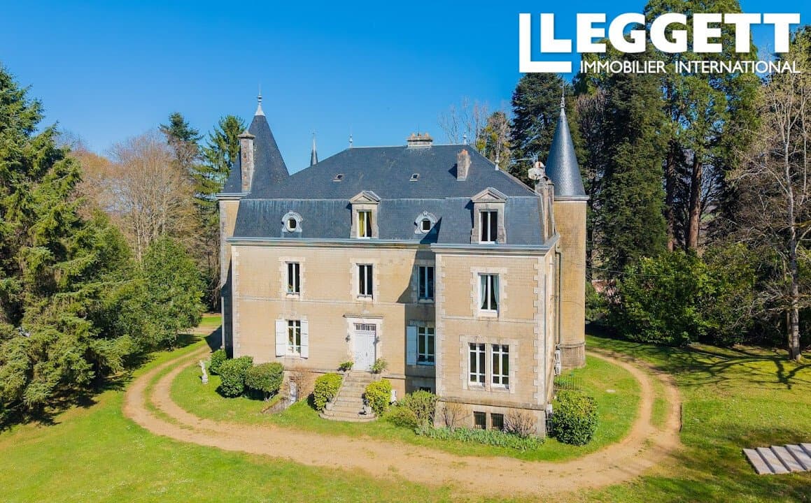 Château Set Within 4.5 Hectares Of Private Parkland — Château for sale in Haute-Vienne, France