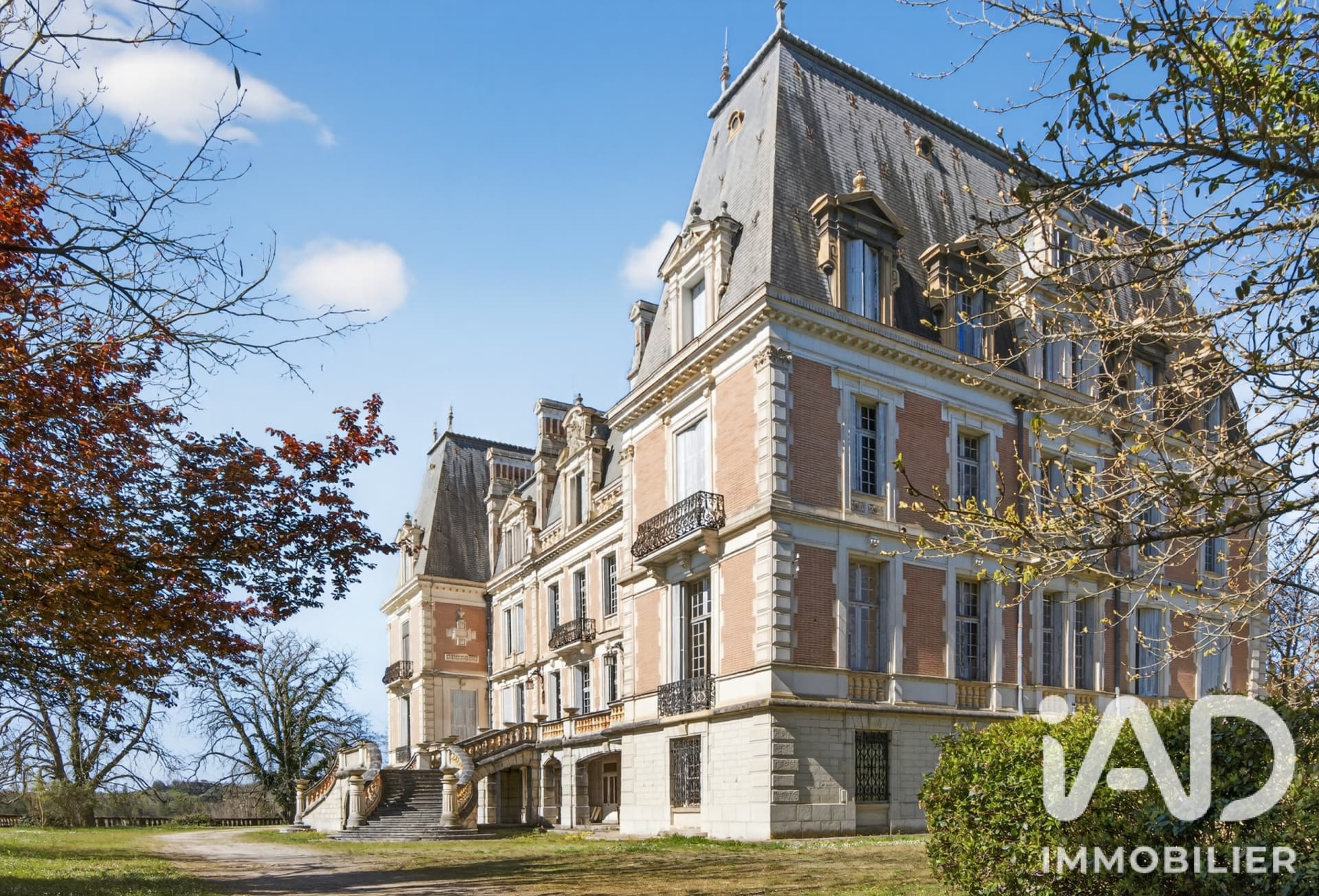 Spacious 51-Bedroom Castle With Swimming Pool — Château for sale in Tarn-et-Garonne, Occitanie