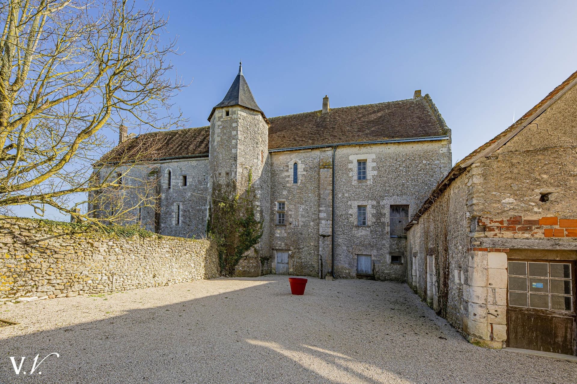 Charming Renovated Priory With Barn Combining History And Modern Comfort 2