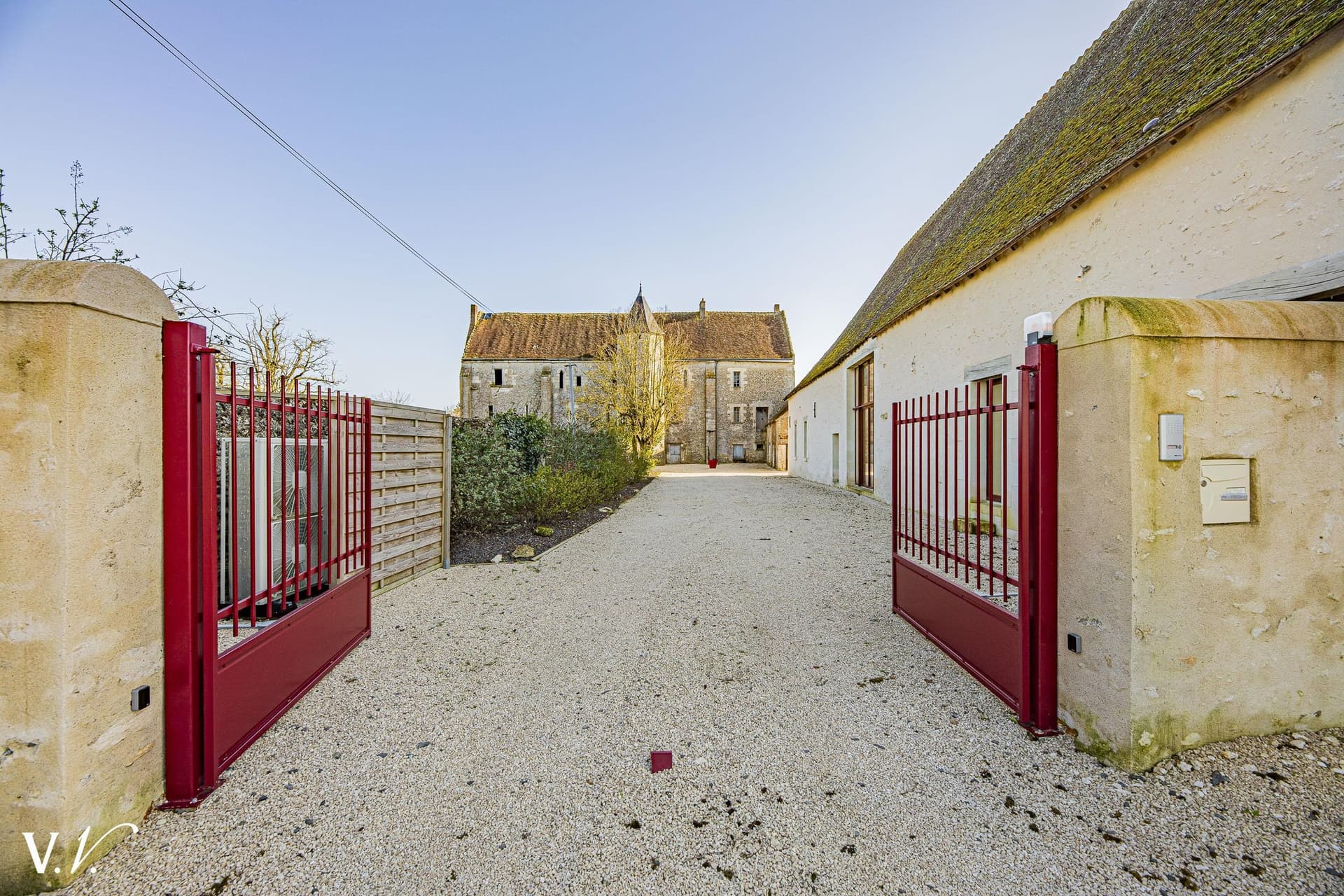 Charming Renovated Priory With Barn Combining History And Modern Comfort 3