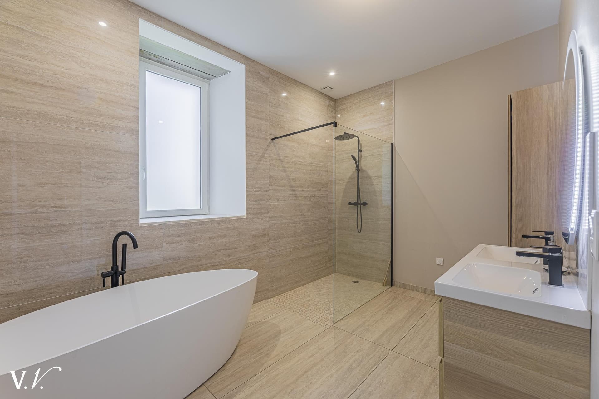 Charming Renovated Priory With Barn Combining History And Modern Comfort 5