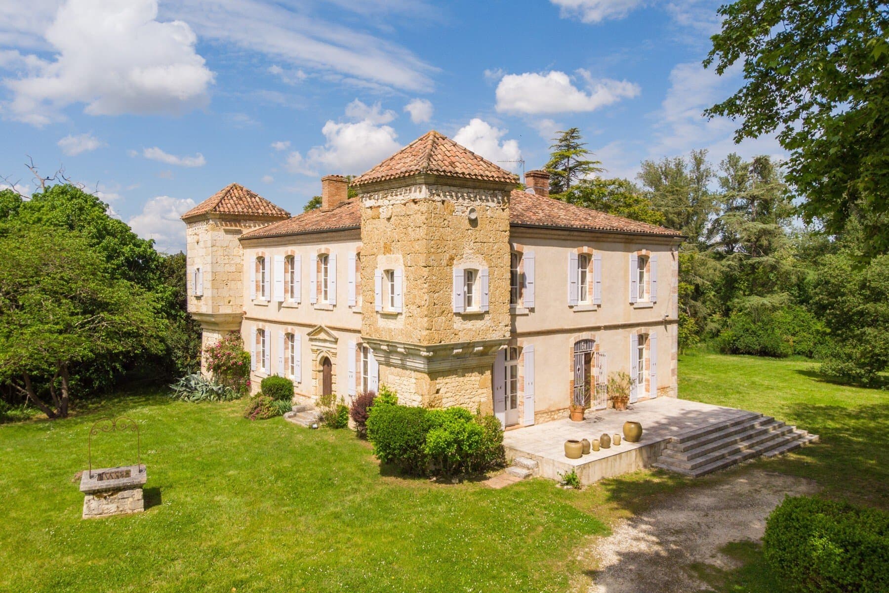 Historic Château With Guest Cottage And Swimming Pool In Beautiful Parkland 2