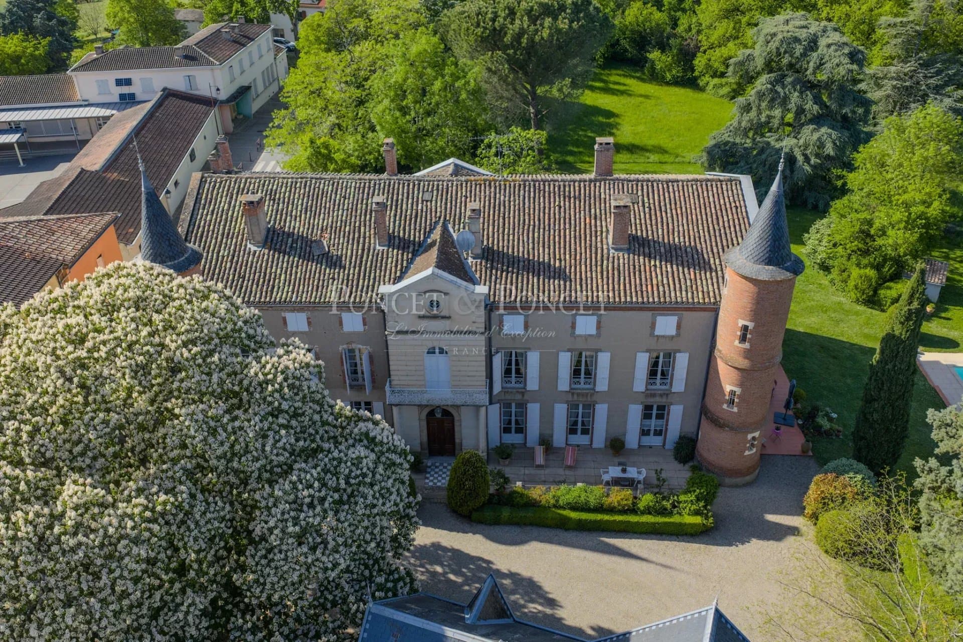 Elegant 19th Century Château With Swimming Pool And Panoramic Views