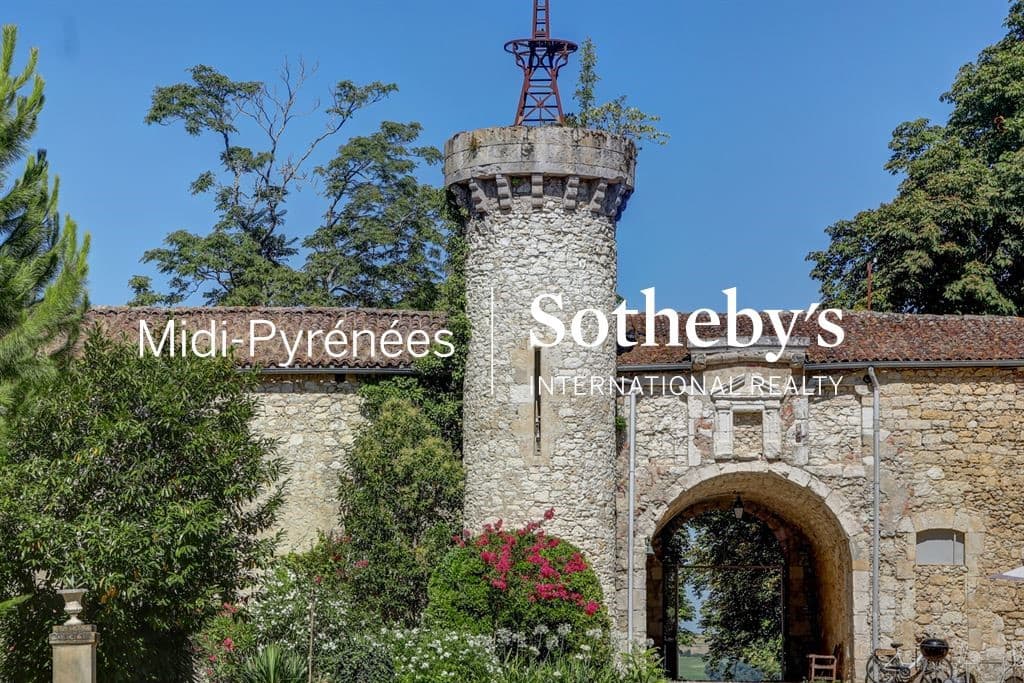 Historic 18th Century Château With Swimming Pool And Gym 4