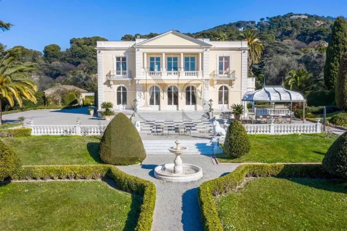 Contemporary Villa With Swimming Pool And Master Suite In Provence