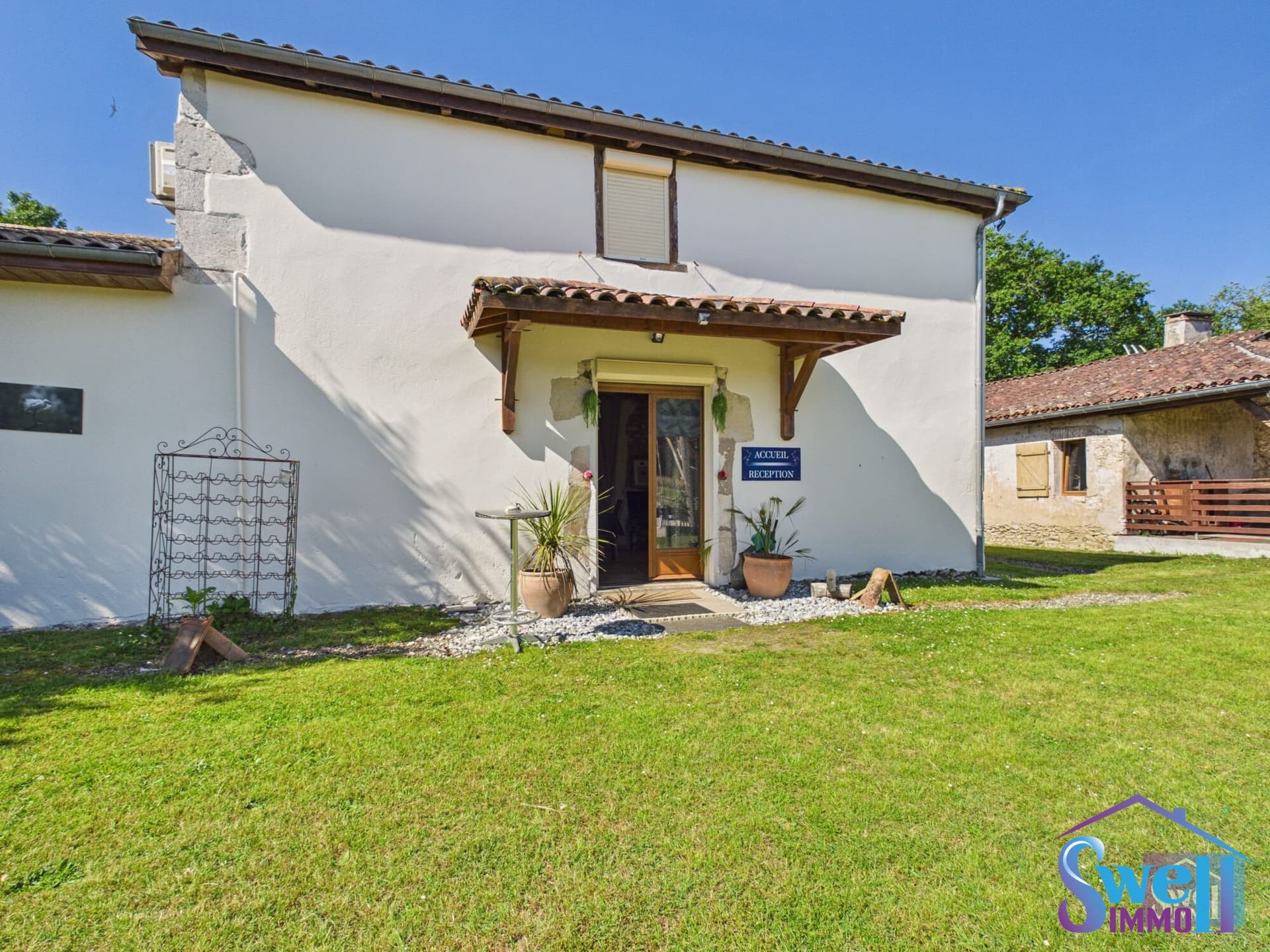Château with Guest Rooms and Expansive Outdoor Spaces 2