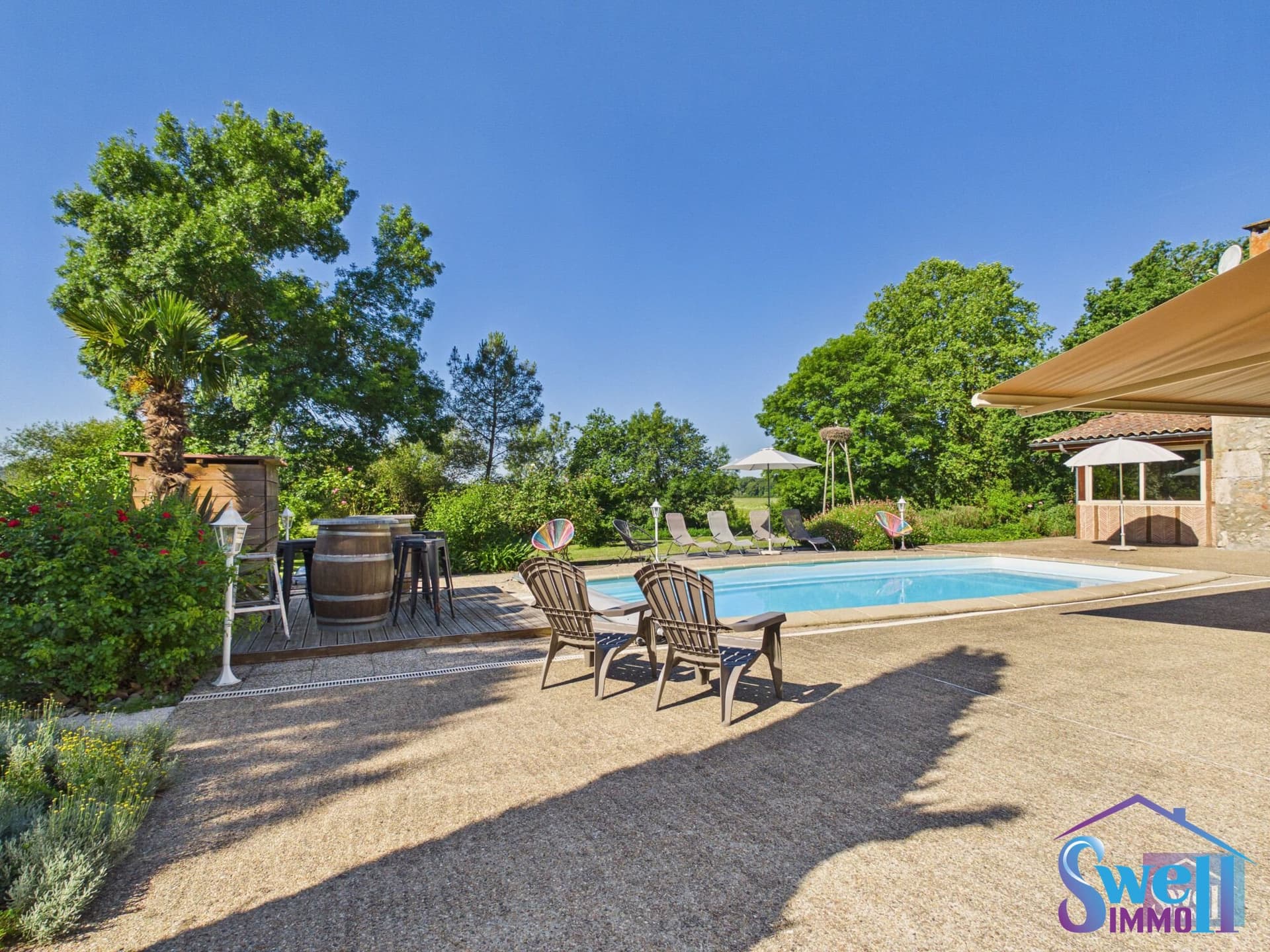 Château with Guest Rooms and Expansive Outdoor Spaces 4