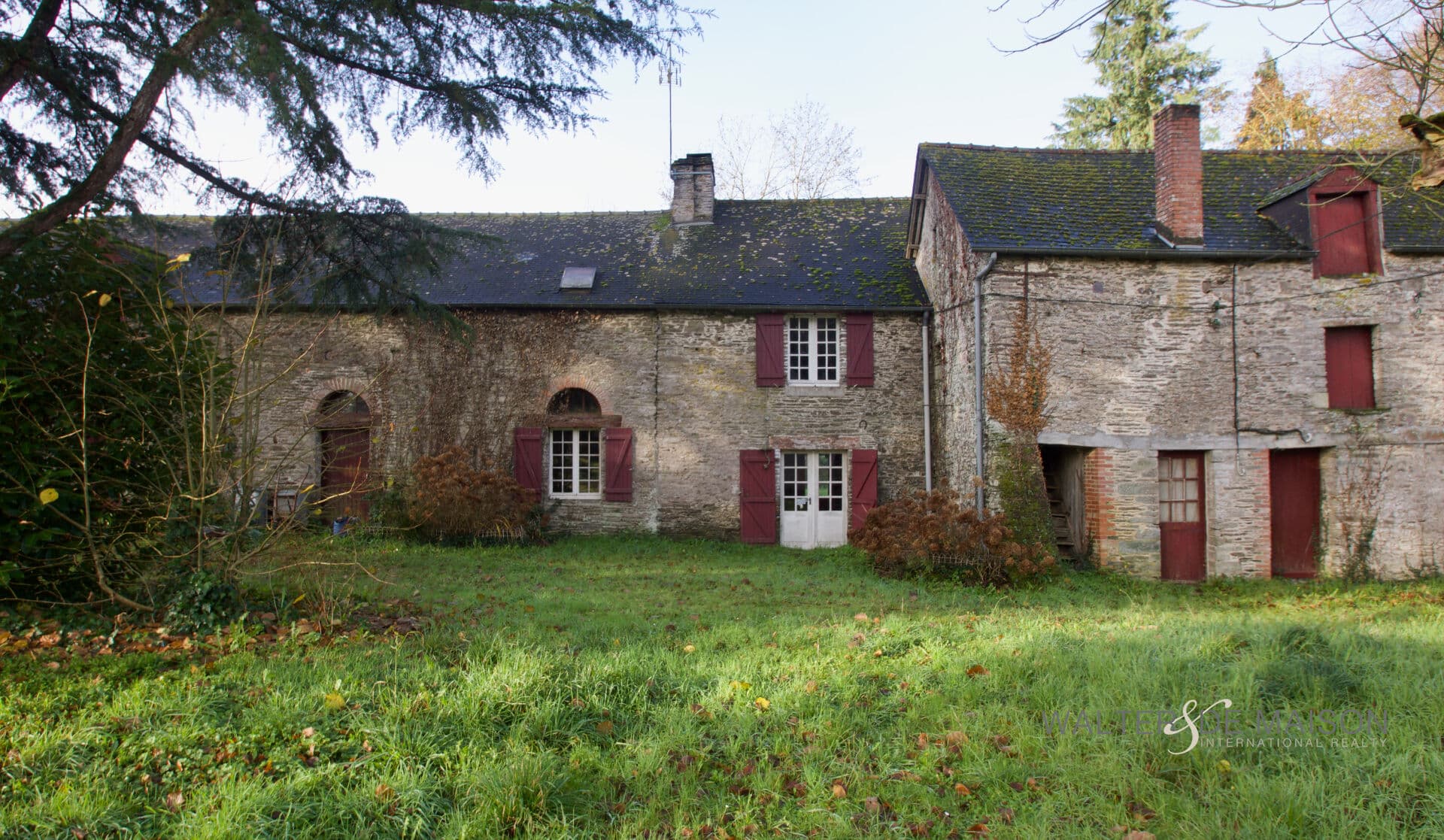 Historic Castle with 12 Bedrooms and Cellar 3