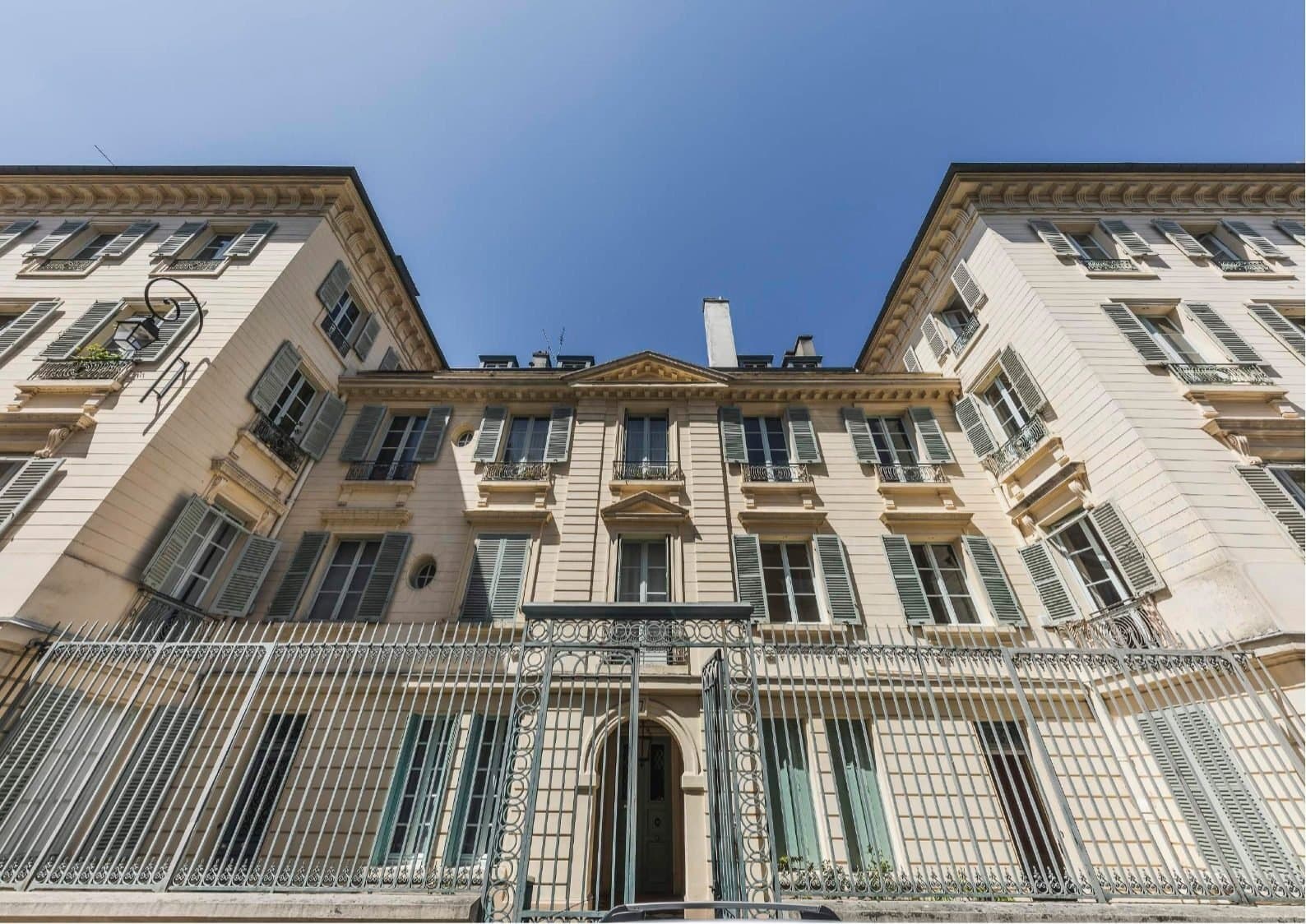Elegant Hotel Particulier Facing the Château de Versailles