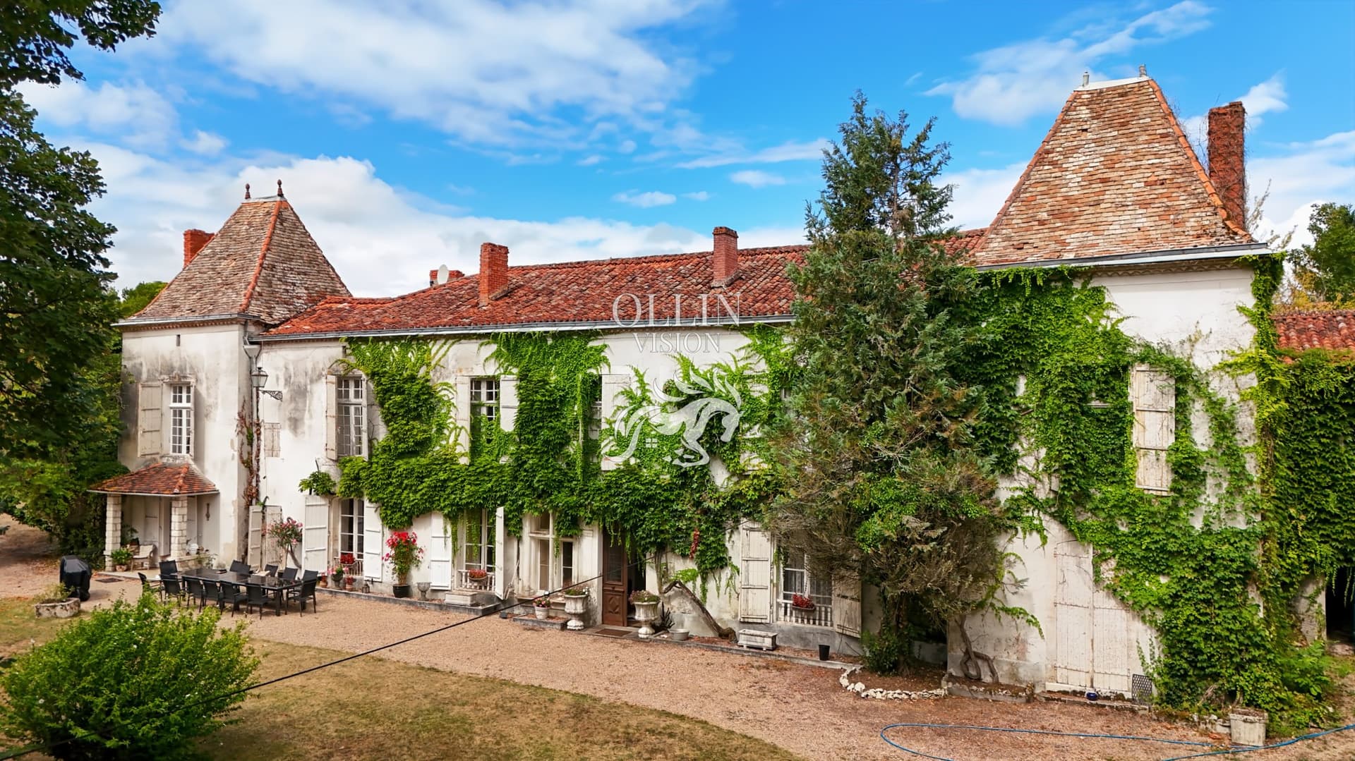 Majestic 17th Century Château With 5 Hectares, Pool, Chapel, And Outbuildings — Château for sale in Ribérac, France