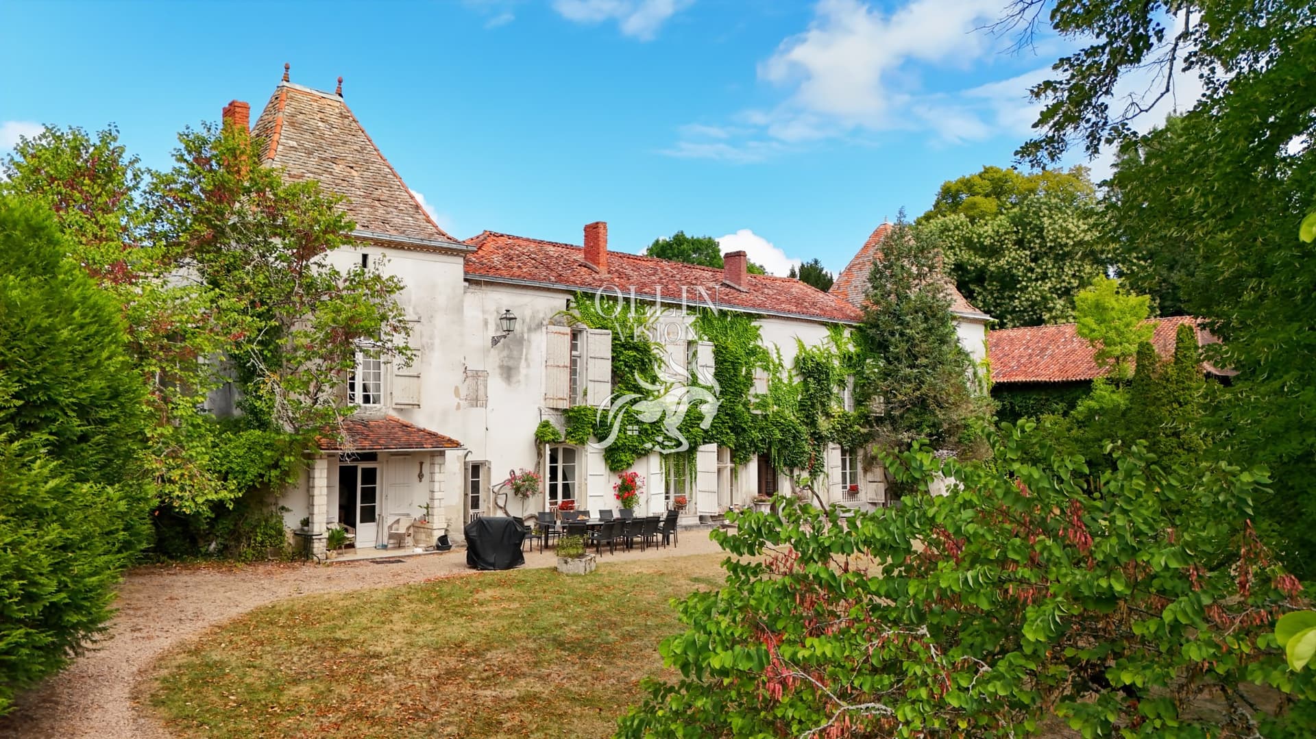 Majestic 17th Century Château With 5 Hectares, Pool, Chapel, And Outbuildings 4