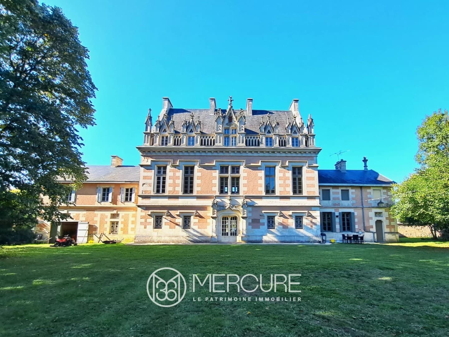 Château with 600 Sqm Living Space and 10 Bedrooms in a Lush Setting — Château for sale in Saintonge Romane, Nouvelle-Aquitaine