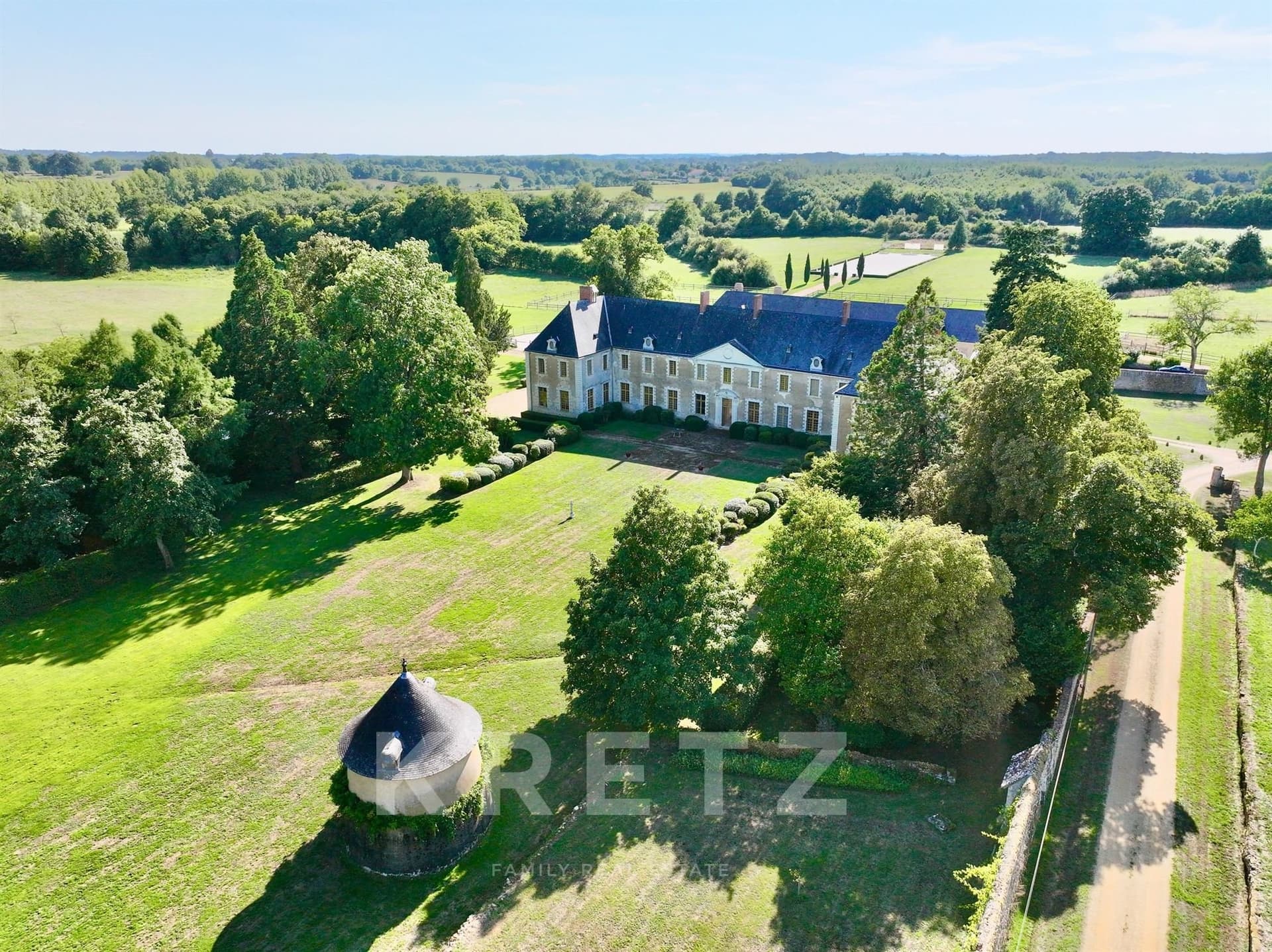 17th Century Château With Equestrian Facilities And 18 Hectares Of Parkland 3