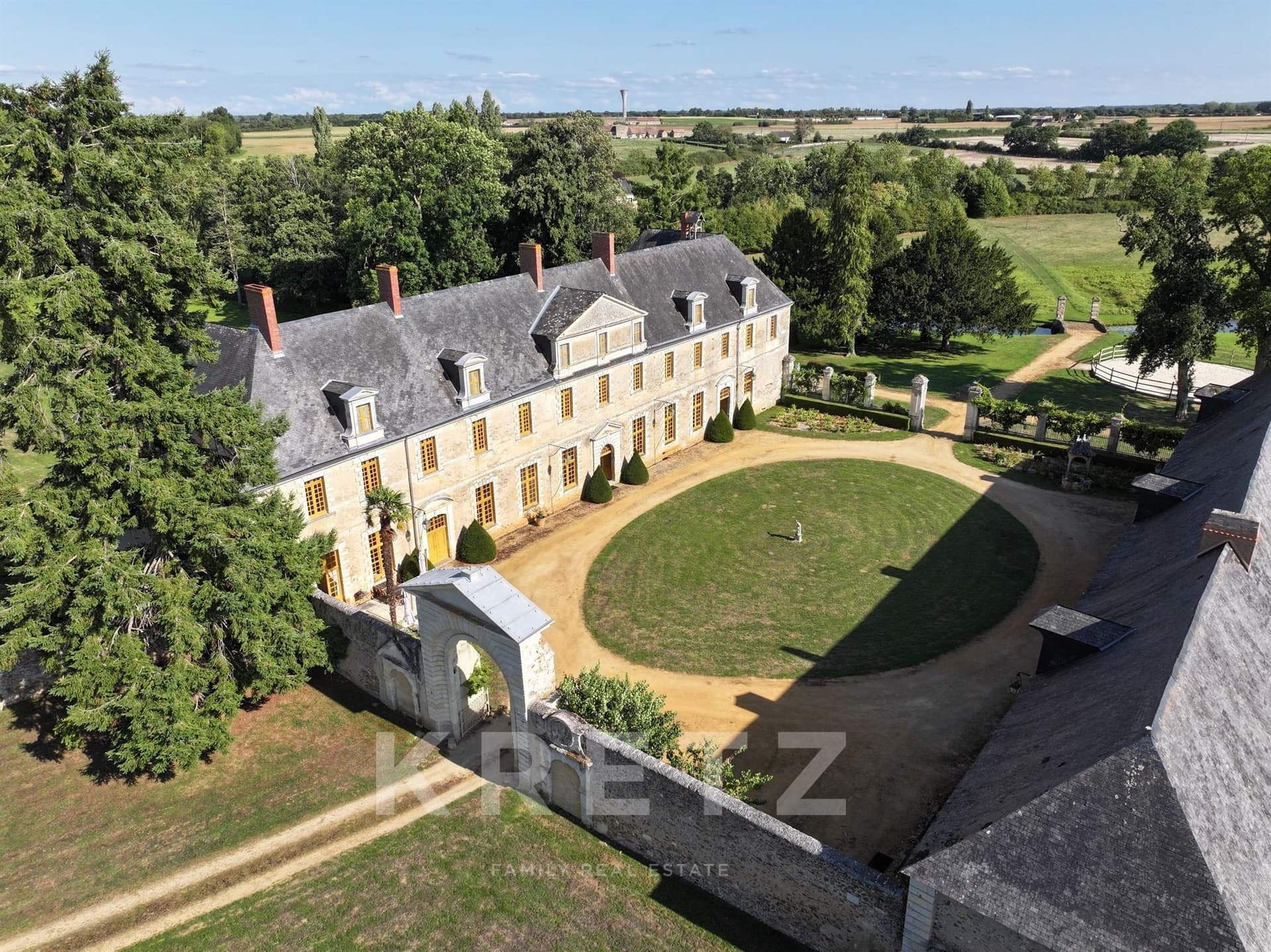 17th Century Château With Equestrian Facilities And 18 Hectares Of Parkland 5