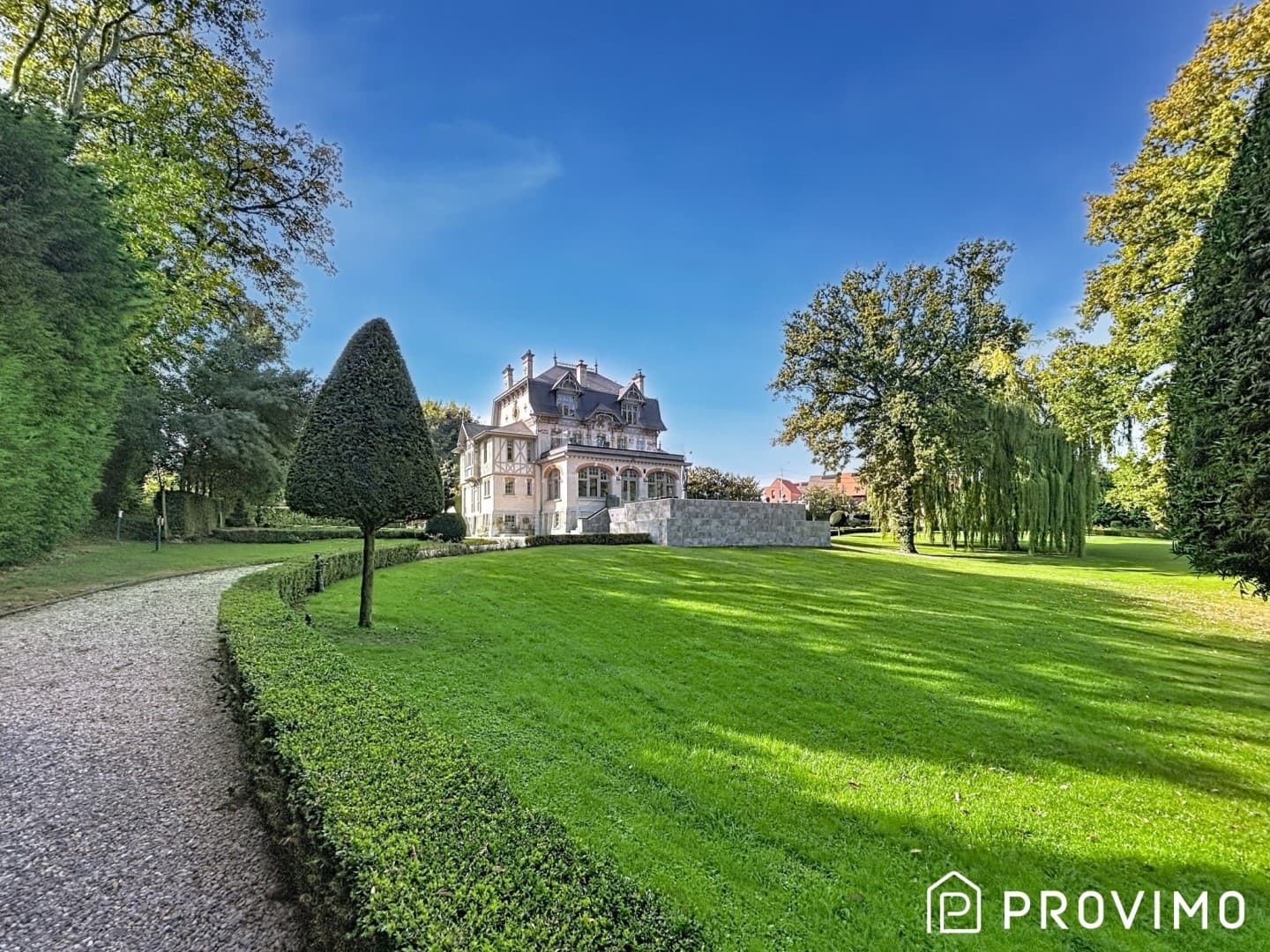 Elegant Château with Swimming Pool and Soundproofed Leisure Space — Château for sale in France