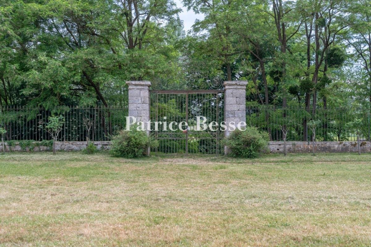 Historic Château With Outbuildings And Potential For 50 Bedrooms 4