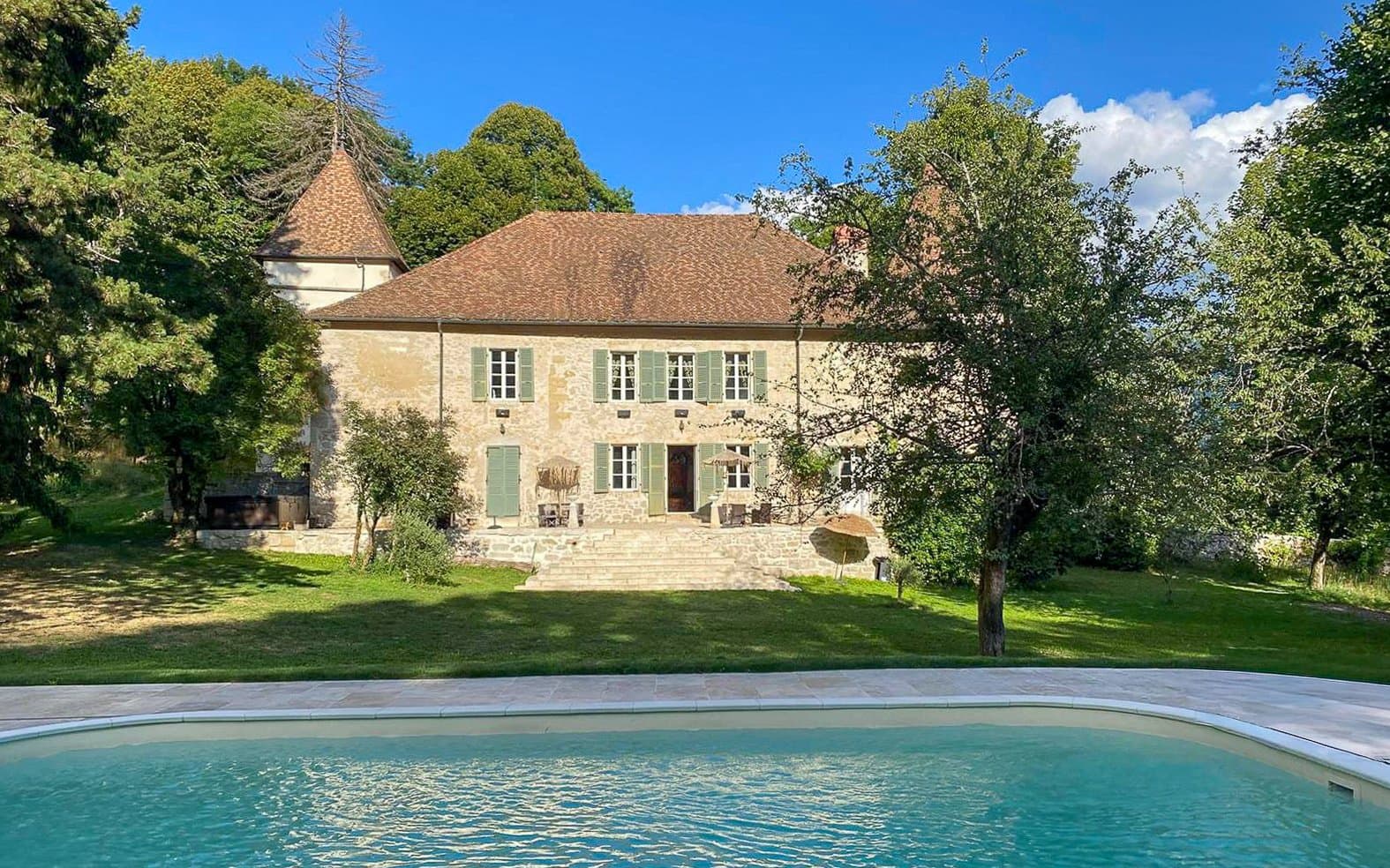 Historic Château With Swimming Pool Near Geneva — Château for sale in Auvergne-Rhône-Alpes, France