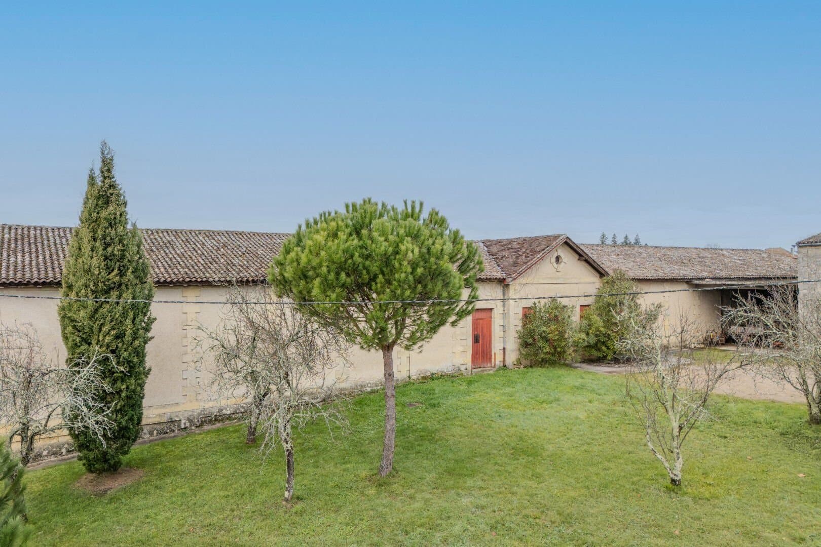 19th Century Château With Vineyard And Majestic Architecture 3
