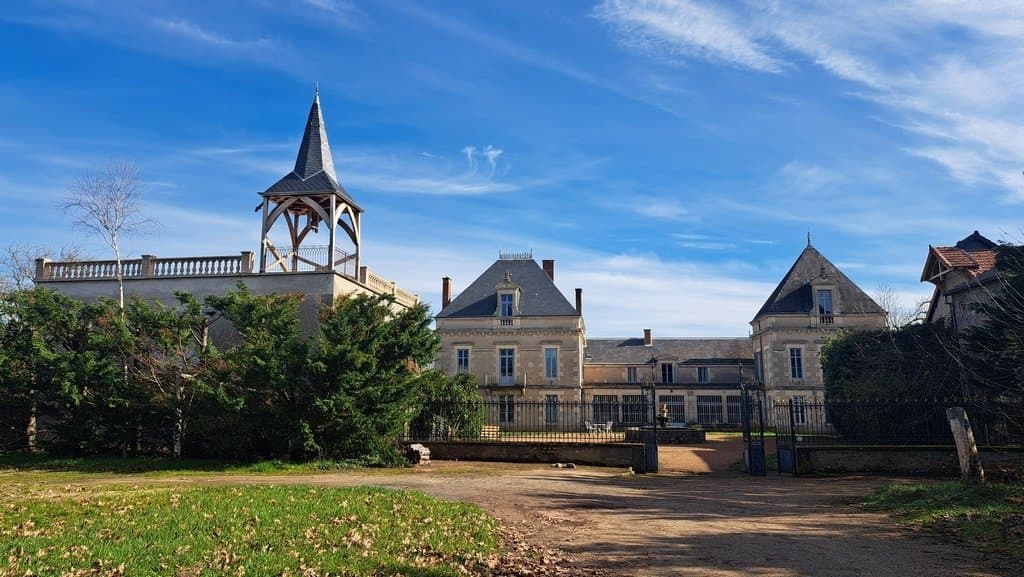 Historic Château With Guest Rooms And Event Space Near Vichy