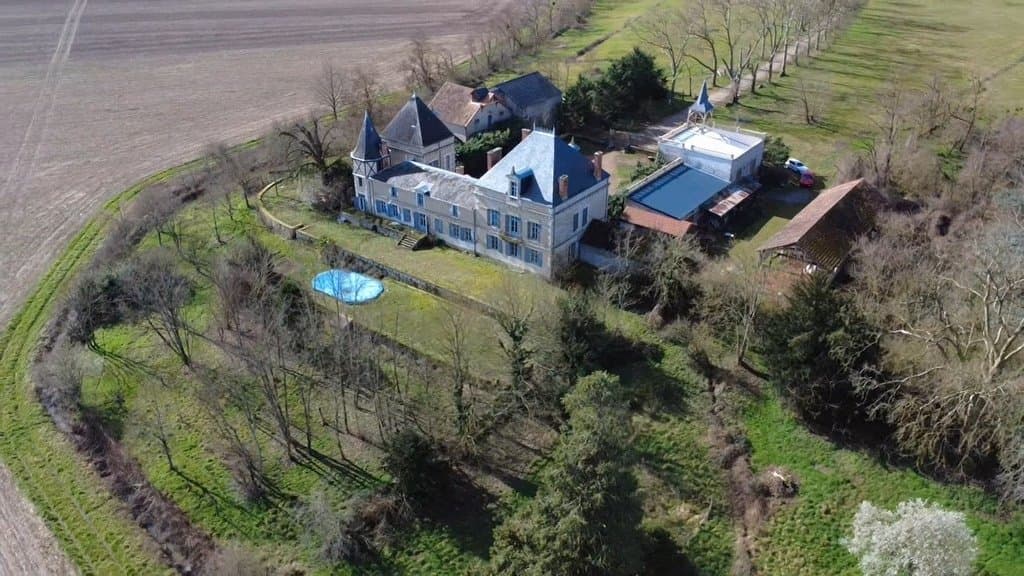 Historic Château With Guest Rooms And Event Space Near Vichy 4