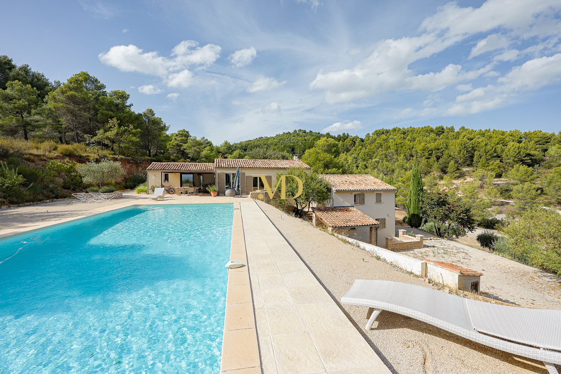 Exceptional Villa With Panoramic View And Swimming Pool In Vaucluse 3