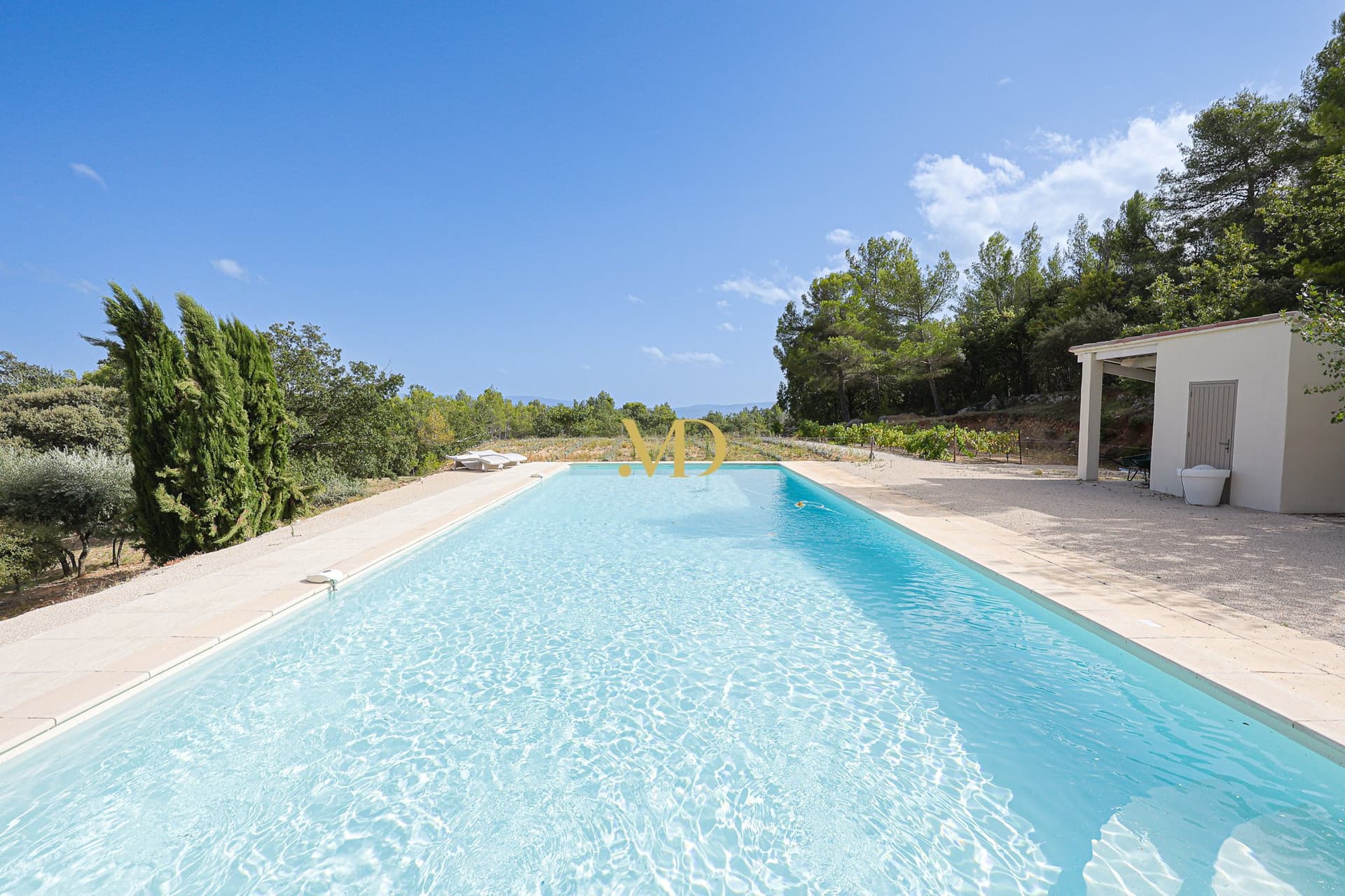 Exceptional Villa With Panoramic View And Swimming Pool In Vaucluse 3