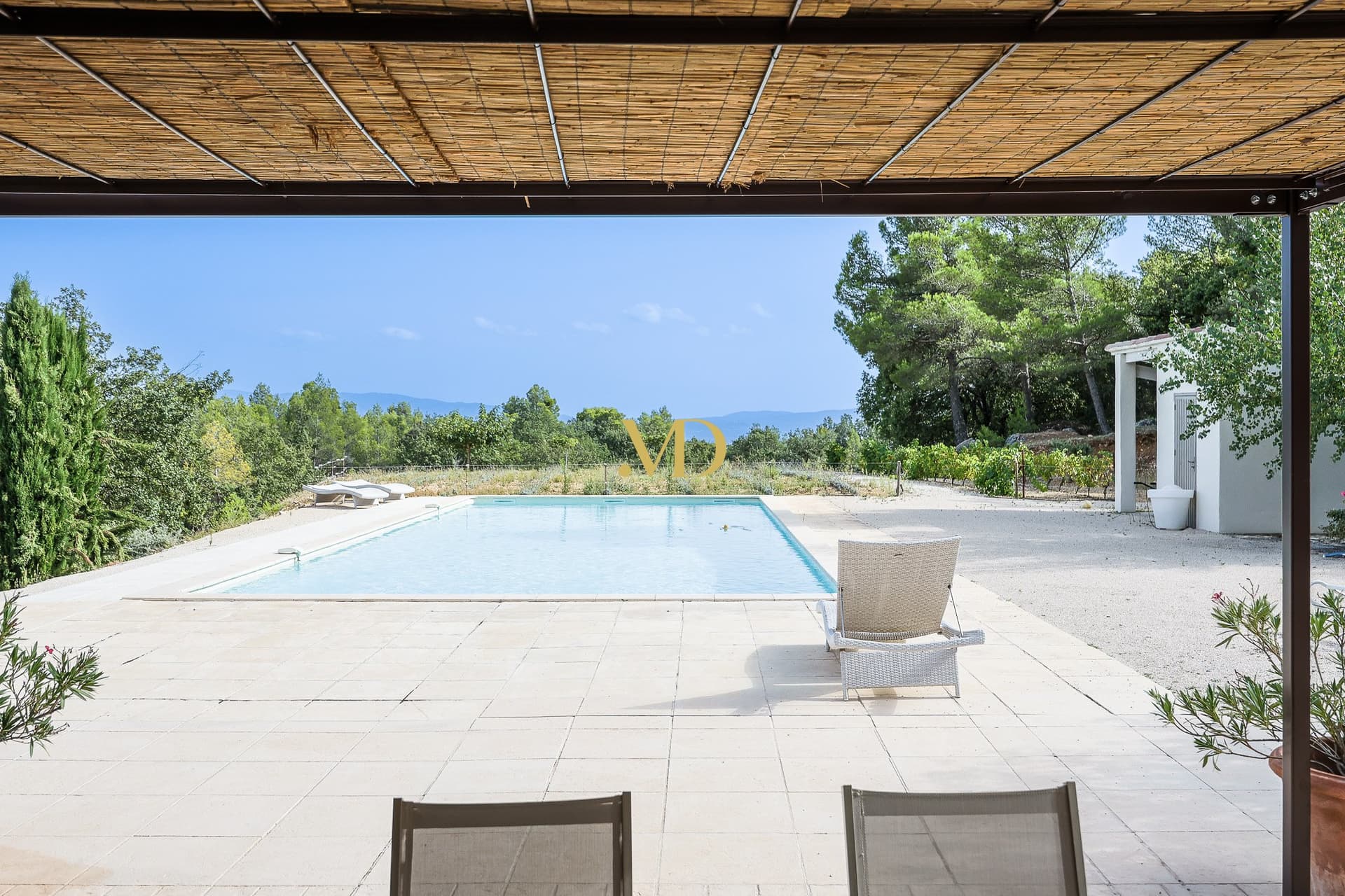 Exceptional Villa With Panoramic View And Swimming Pool In Vaucluse 4