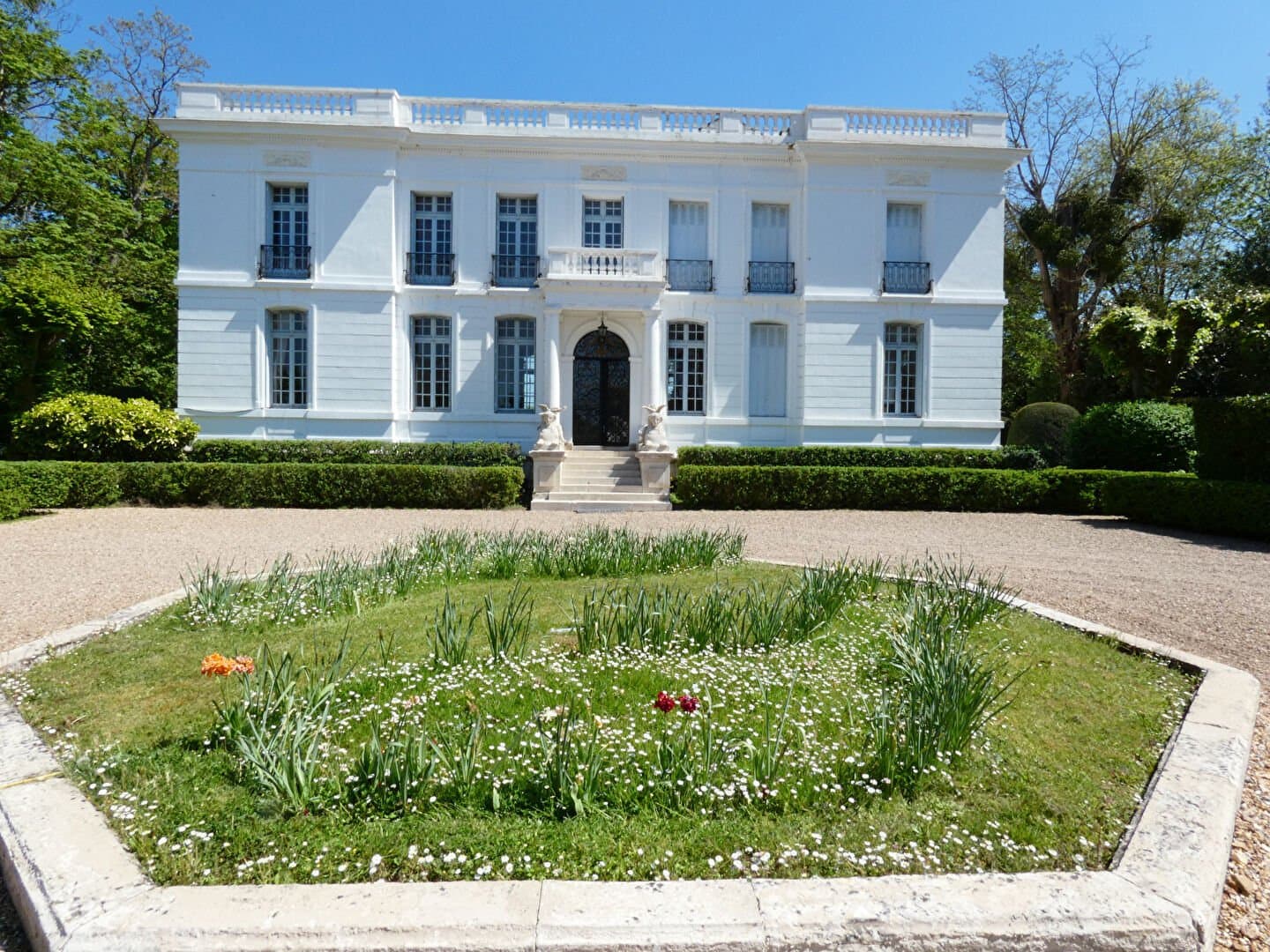 Elegant 19th Century Château With Beautiful Garden And Caretaker's House — Château for sale in France