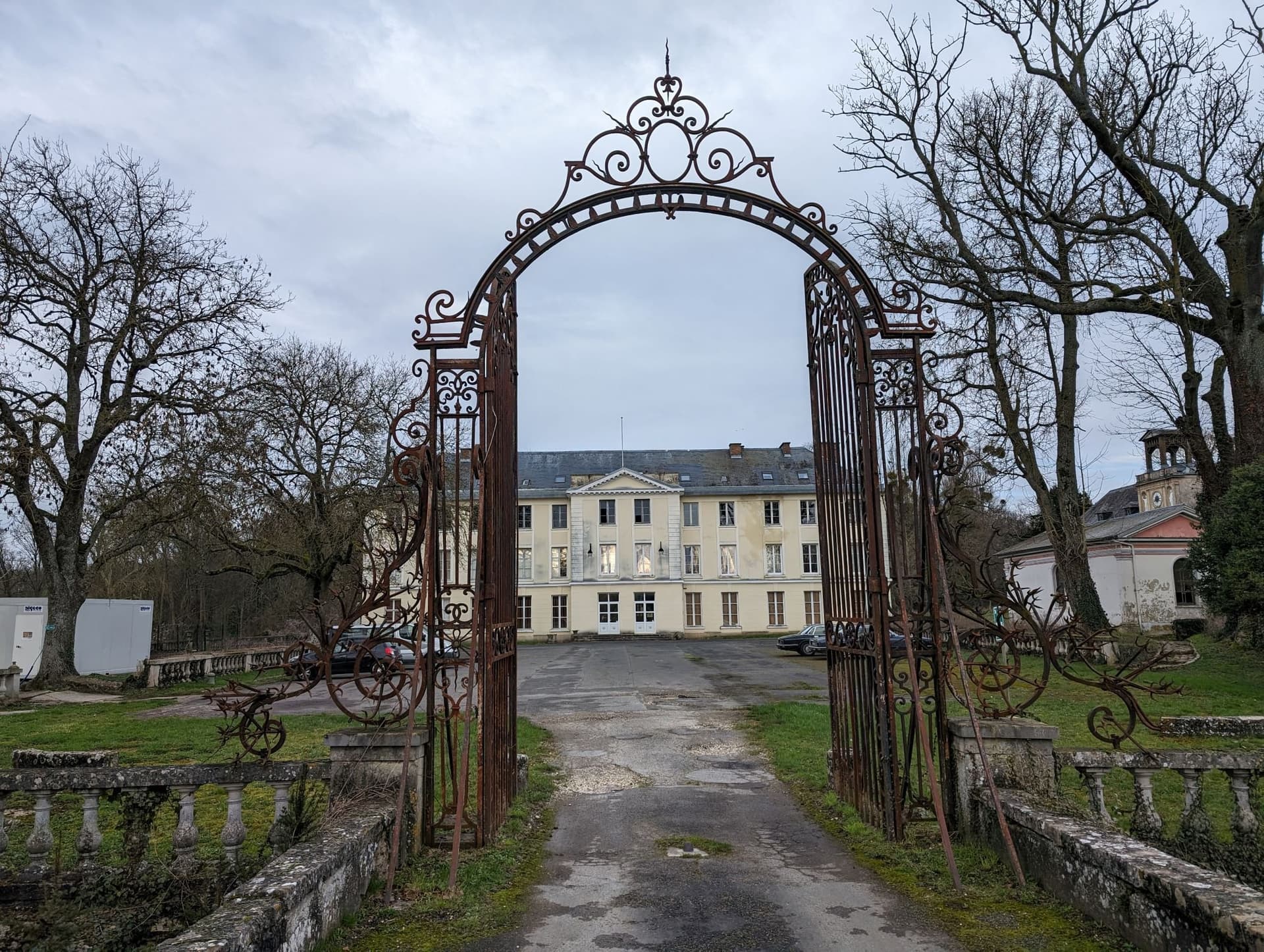 Elegant 18th Century Neoclassical Castle With Collective Accommodation
