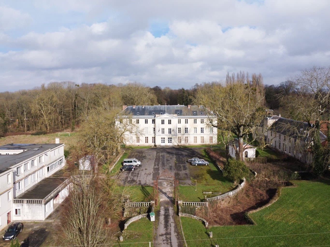 Elegant 18th Century Neoclassical Castle With Collective Accommodation 2