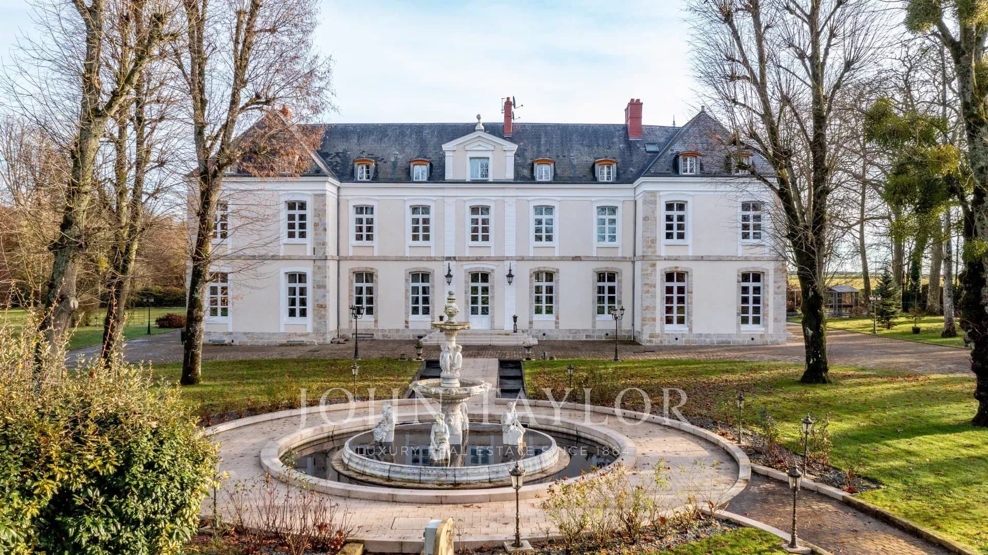 Exceptional Neoclassical Château With 13 Bedrooms And Swimming Pool — Château for sale in France