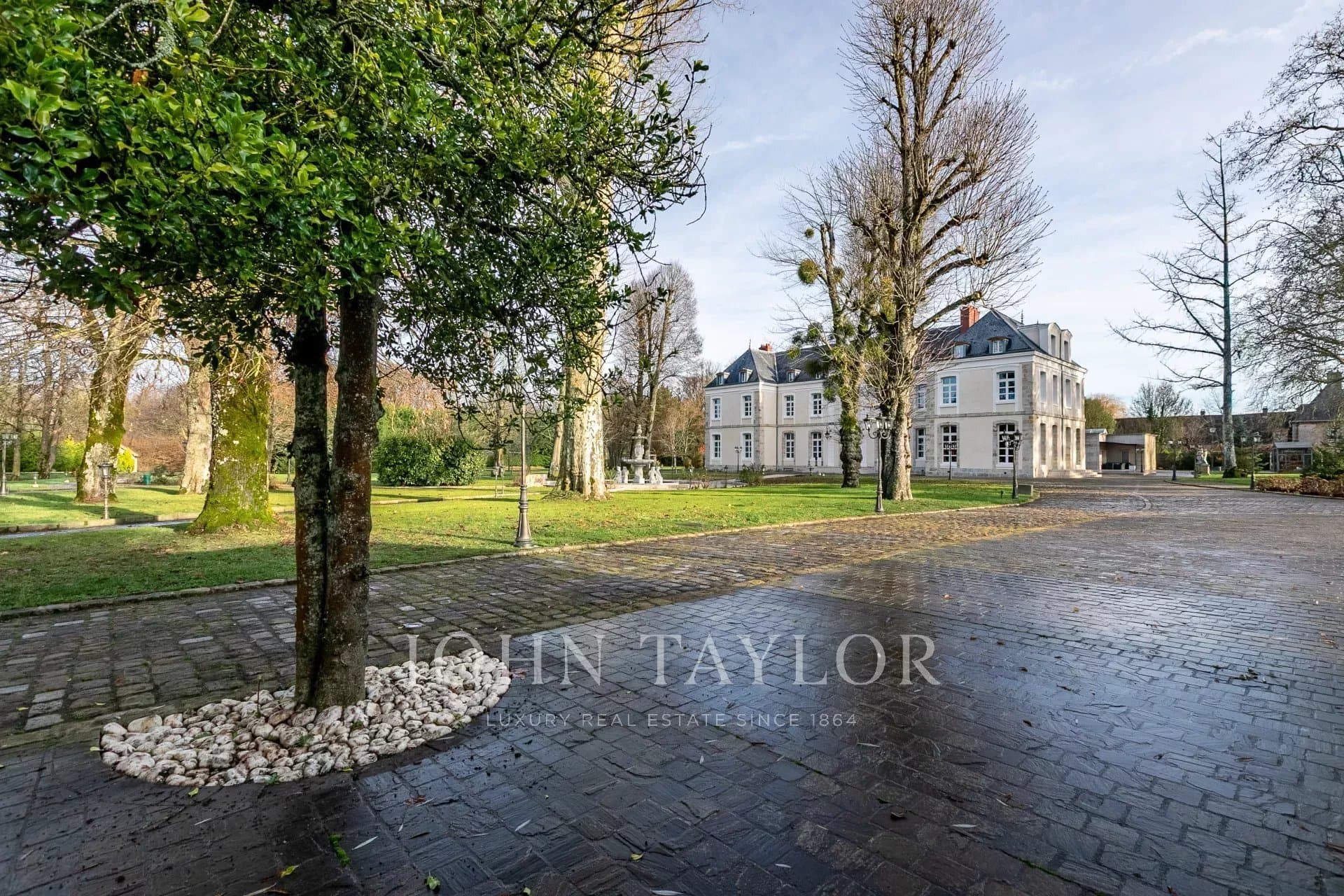 Exceptional Neoclassical Château With 13 Bedrooms And Swimming Pool 4