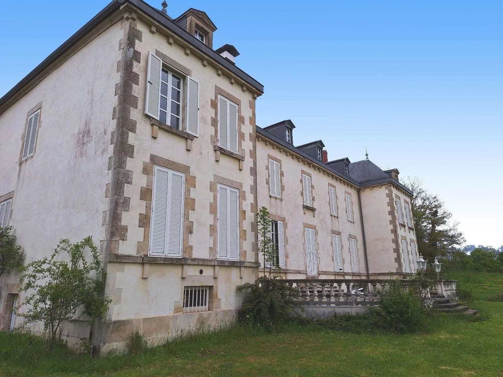 Magnificent Castle With 7 Bedrooms And Expansive Wooded Grounds — in Moulins-Engilbert, France