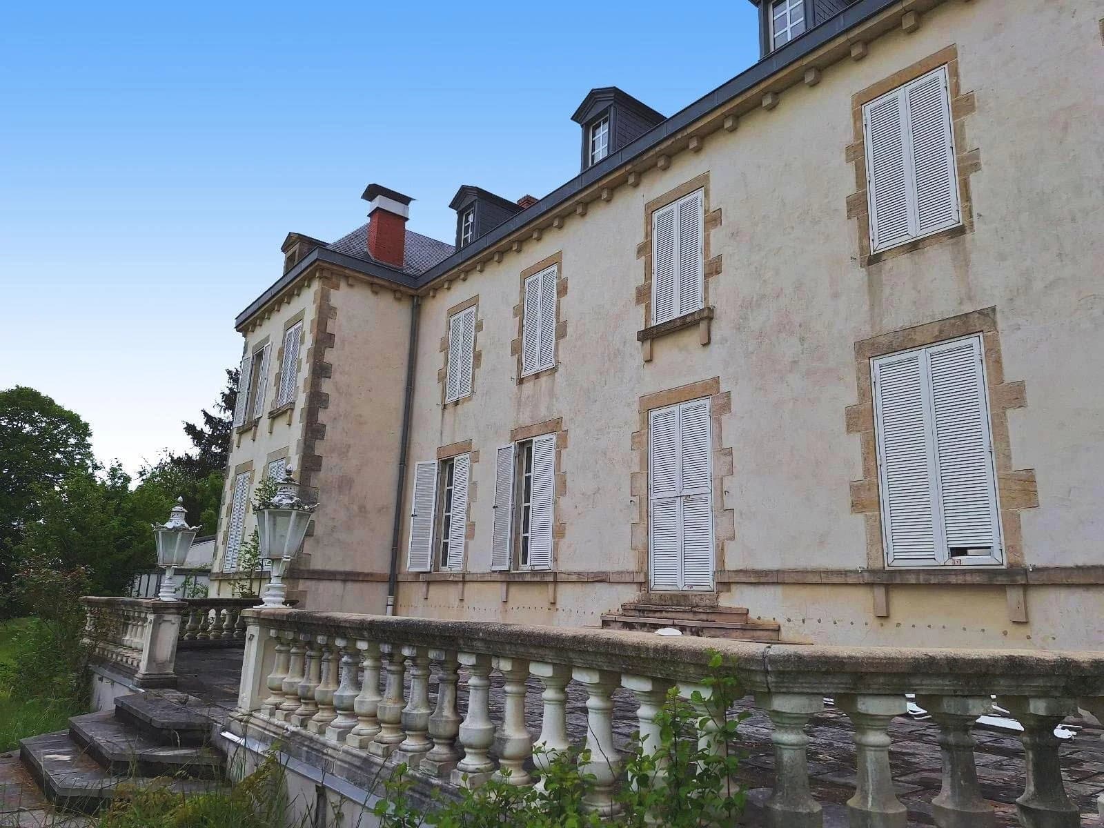Magnificent Castle With 7 Bedrooms And Expansive Wooded Grounds 3
