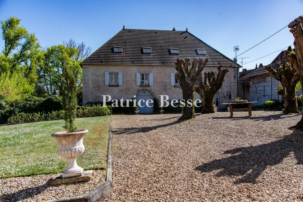 19th Century Château With Guest Accommodations And Swimming Pool — Château for sale in Bourgogne-Franche-Comté, France