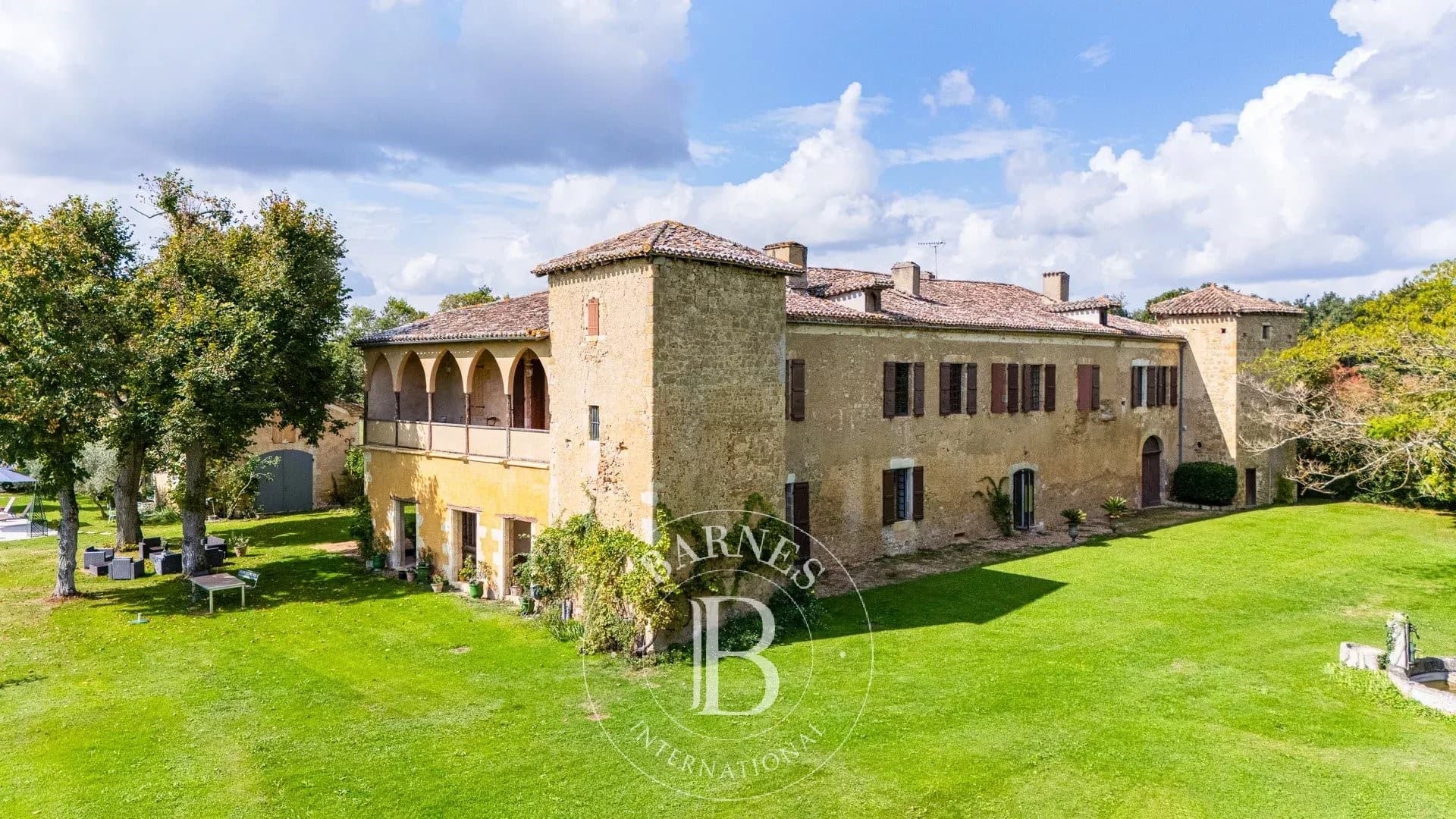 15th Century Château With Swimming Pool And Guest House 5