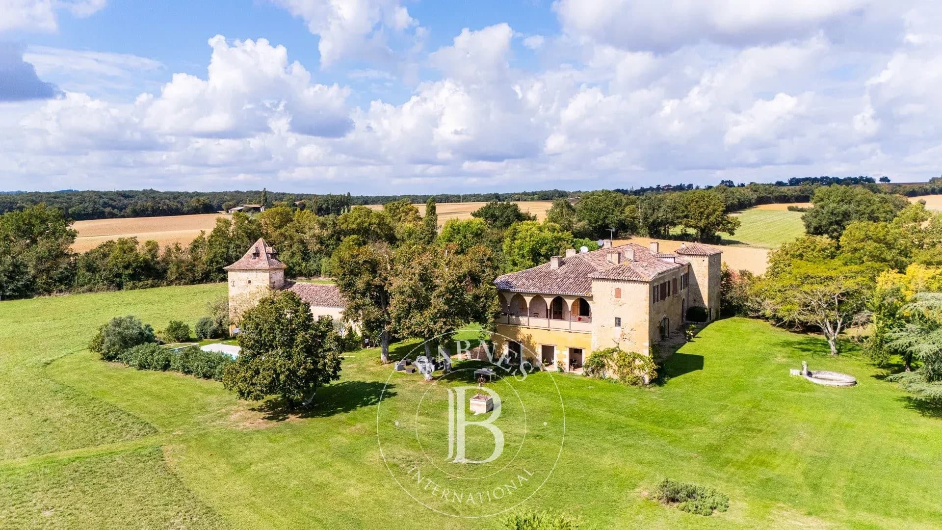 15th Century Château With Swimming Pool And Guest House 2