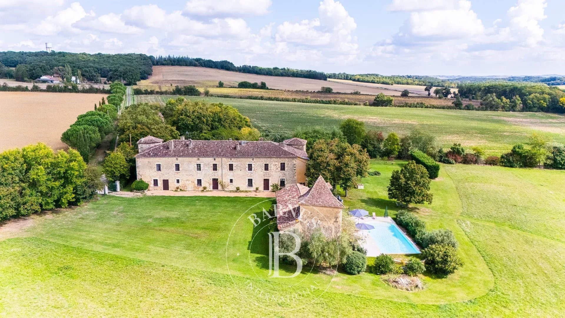 15th Century Château With Swimming Pool And Guest House 3