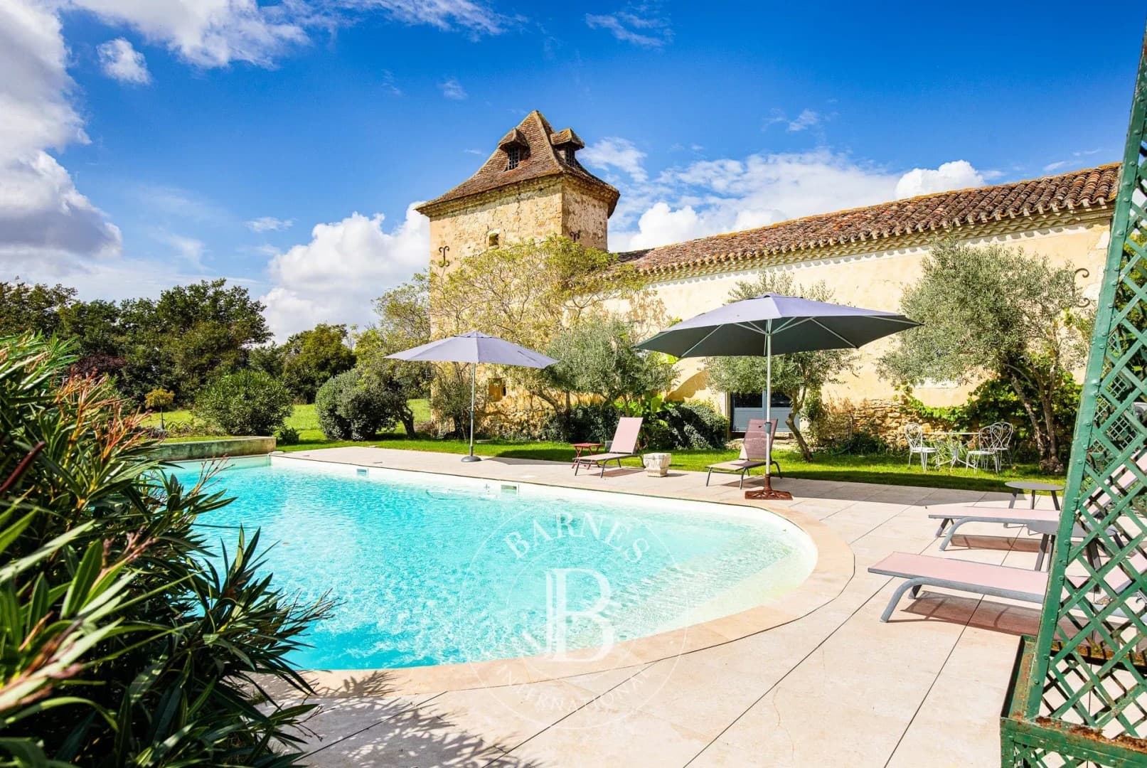 15th Century Château With Swimming Pool And Guest House
