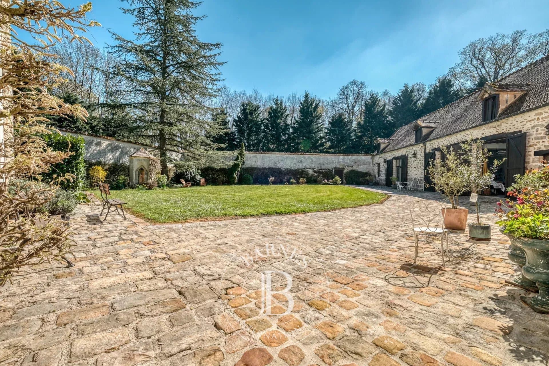 19th Century Castle With 4 Hectares Of Wooded Parklands 5