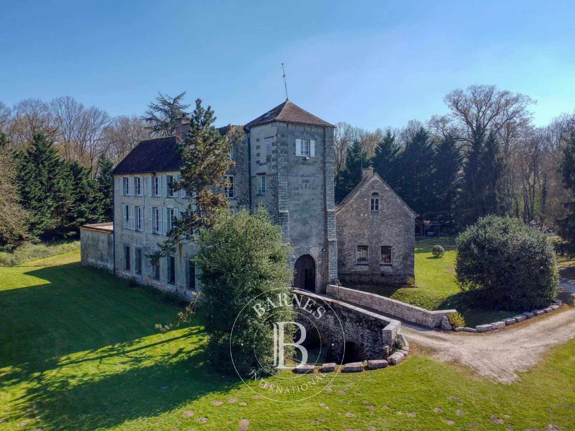 19th Century Castle With 4 Hectares Of Wooded Parklands 3