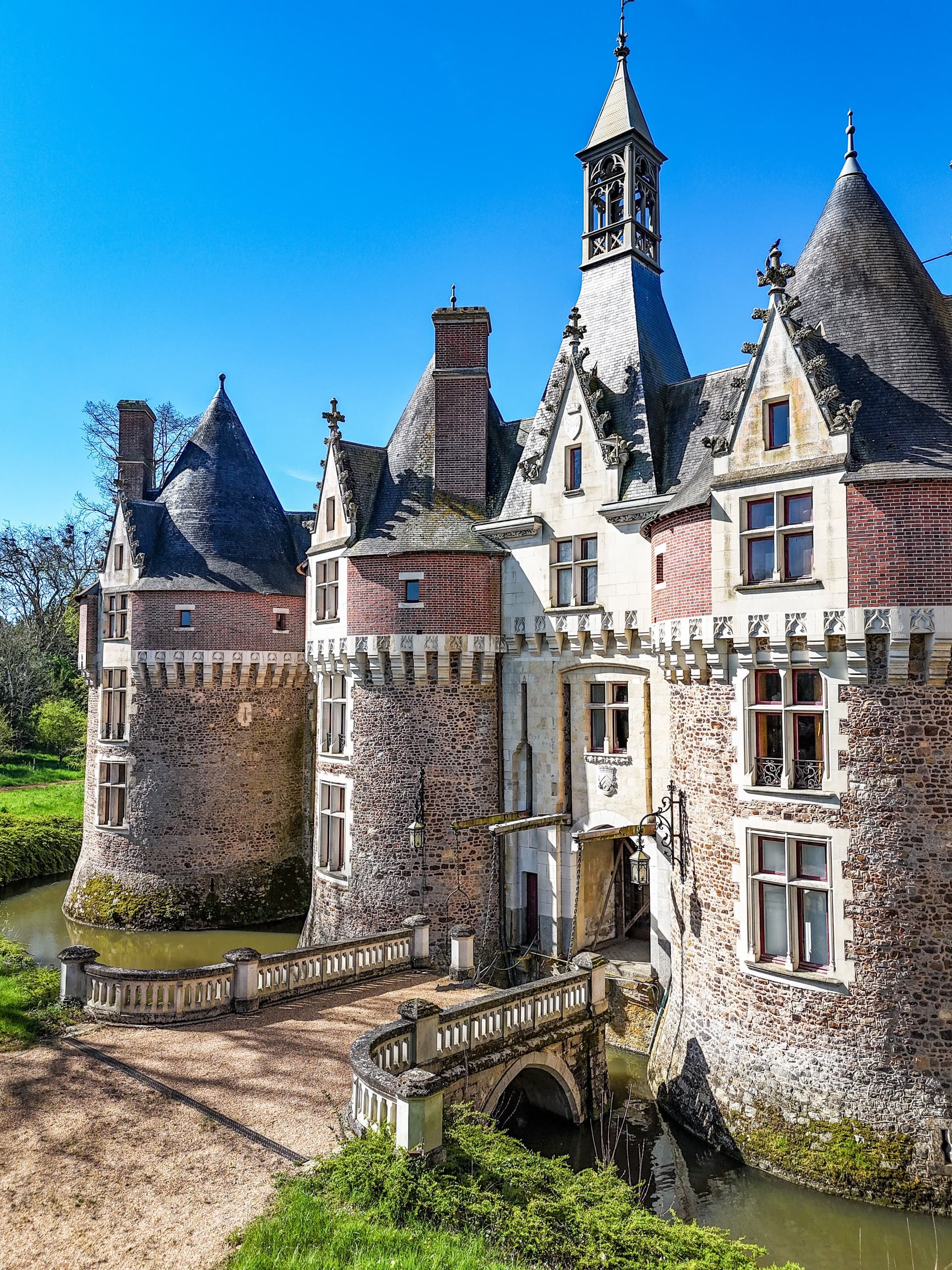 Lavishly Restored 15th–16th Century Château With 30 Bedrooms 2