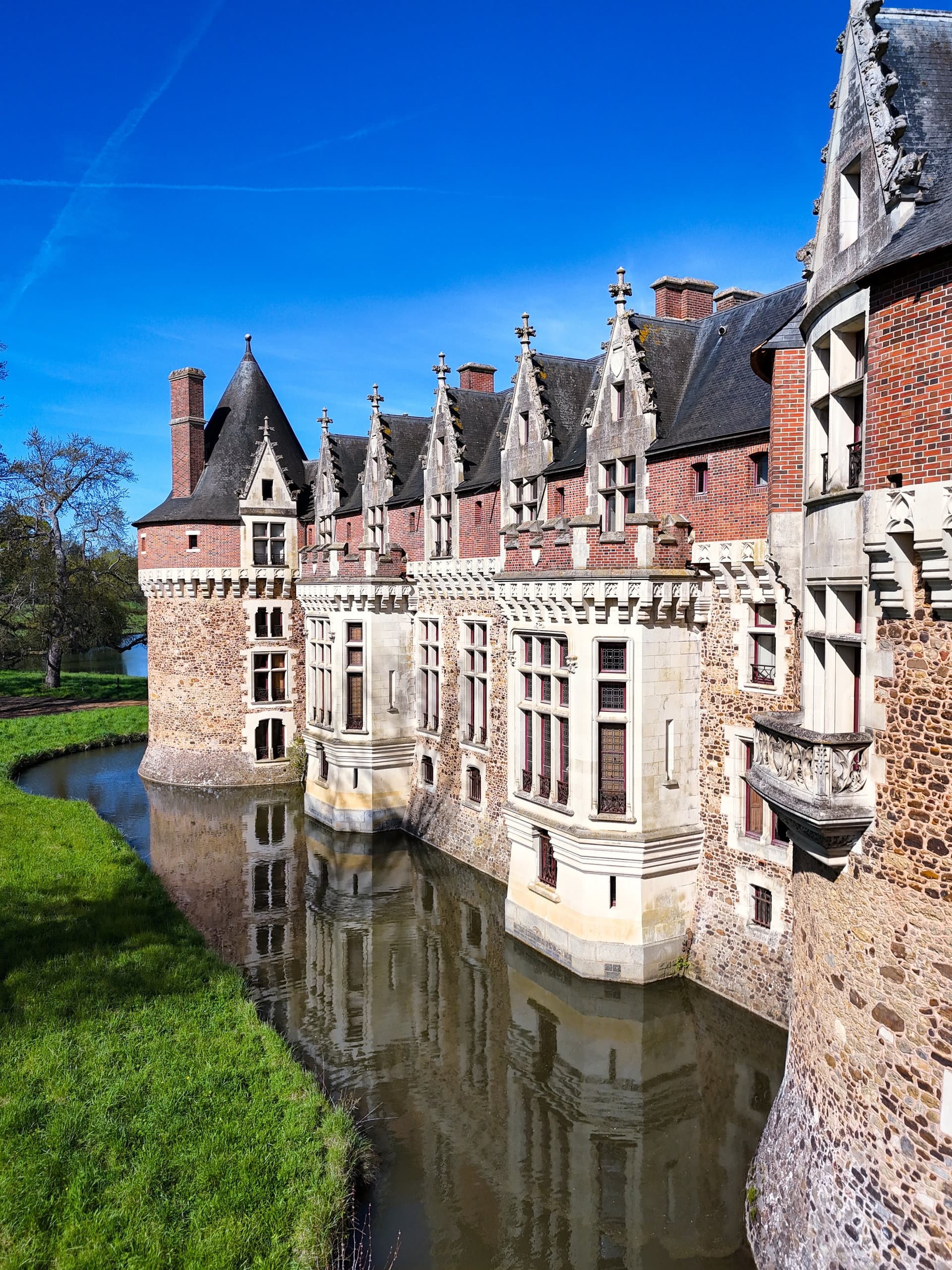 Lavishly Restored 15th–16th Century Château With 30 Bedrooms 5