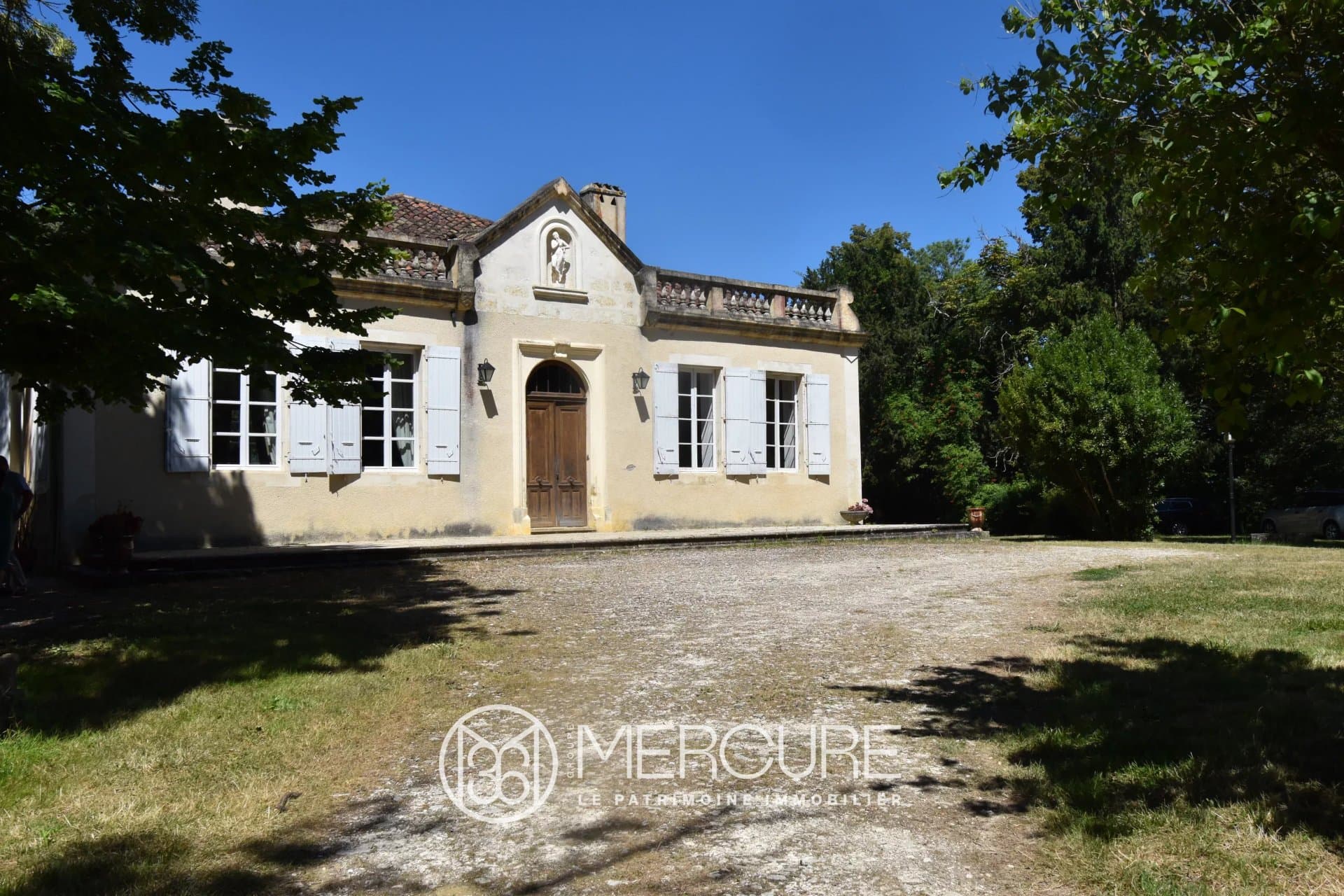 Charming Castle with Swimming Pool and Expansive Terrace 2