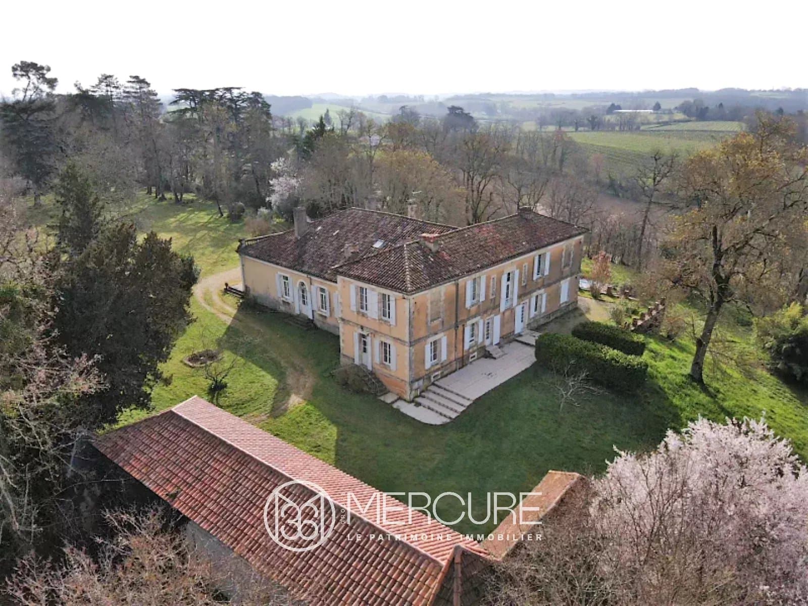 Charming Castle with Swimming Pool and Expansive Terrace 3