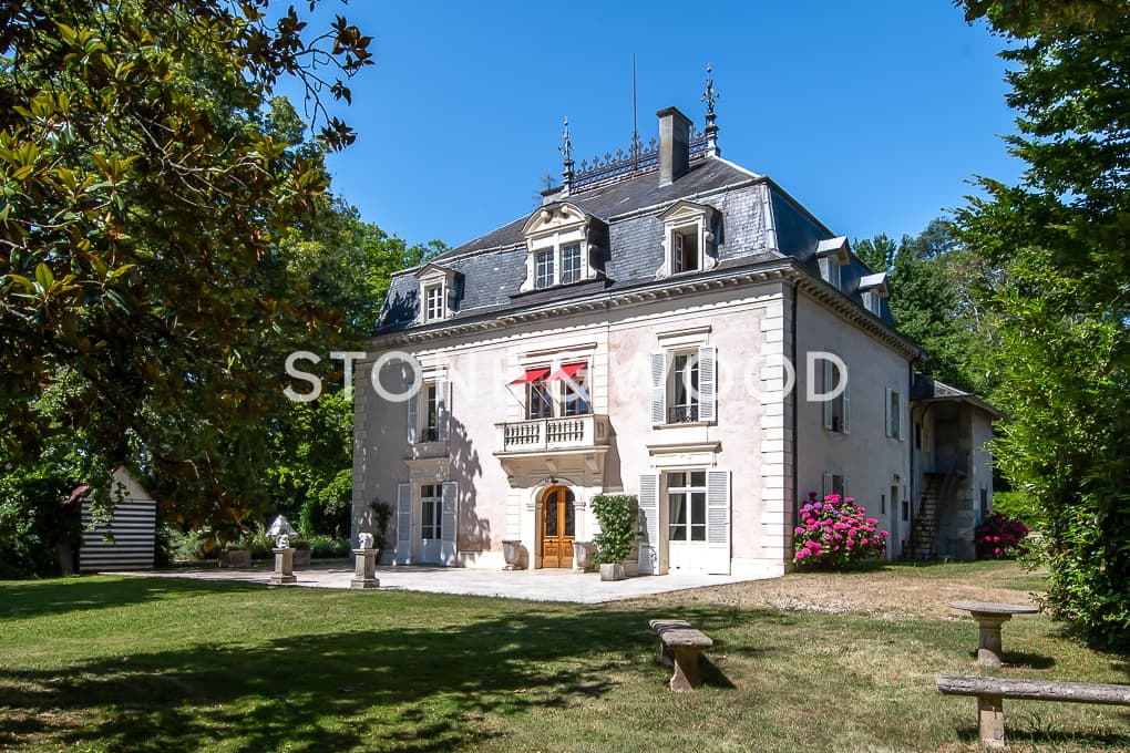 Exceptional 19th Century Mansion With Swimming Pool And Tennis Court — in France