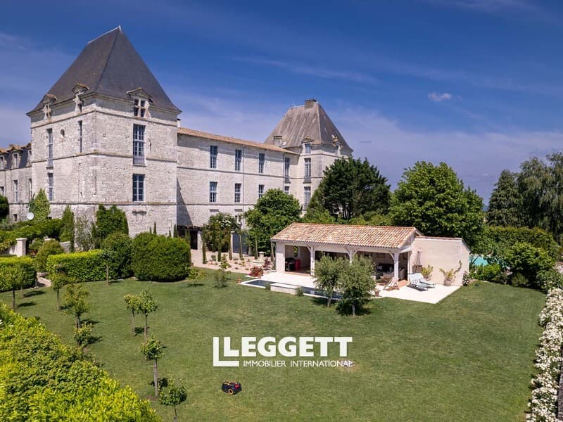 Elegant 16th Century Château Wing With Landscaped Gardens And Swimming Pool 2