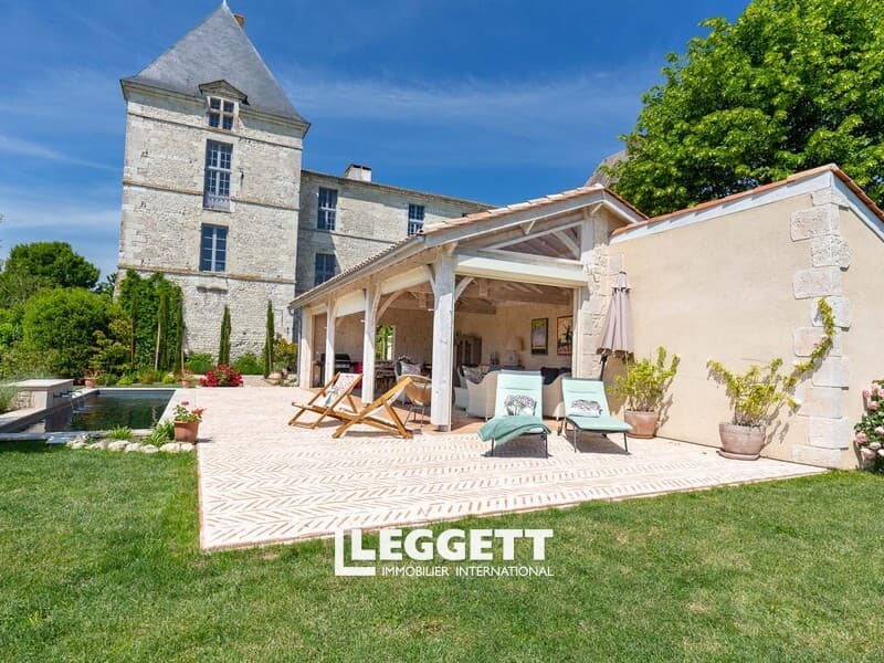 Elegant 16th Century Château Wing With Landscaped Gardens And Swimming Pool 3