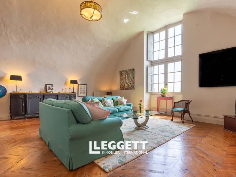 Elegant 16th Century Château Wing With Landscaped Gardens And Swimming Pool 4