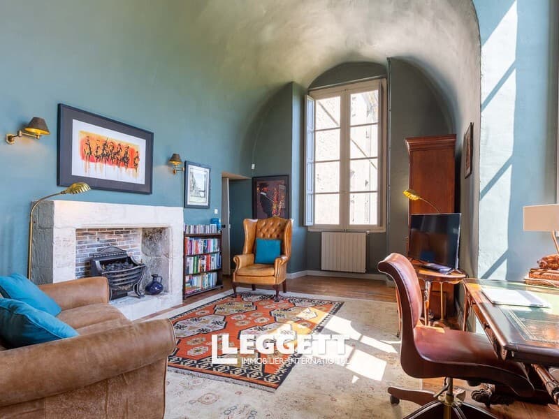 Elegant 16th Century Château Wing With Landscaped Gardens And Swimming Pool 5